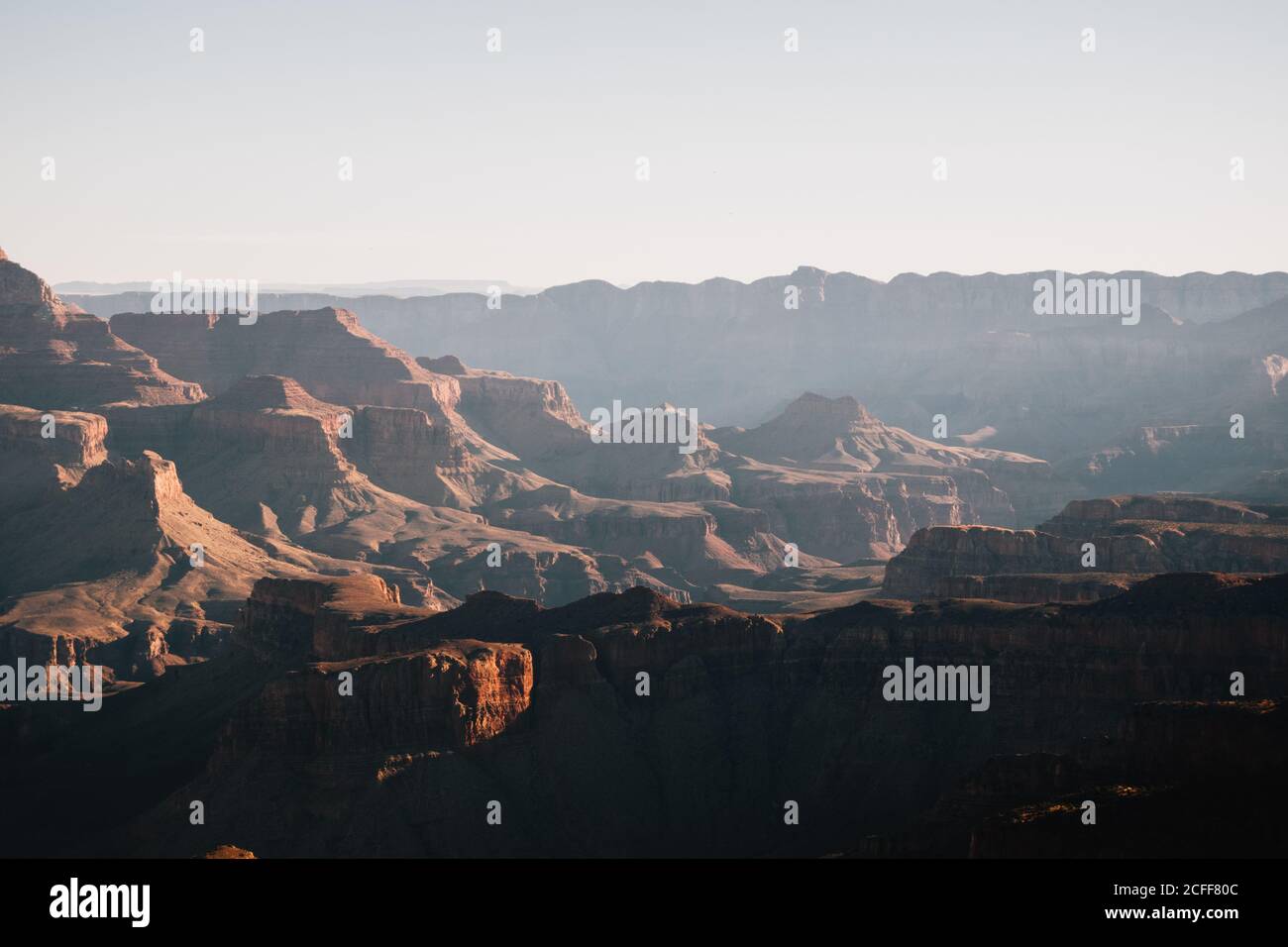 Blick auf große Schlucht mit Felsen und Bergen bei Sonnenaufgang In den USA Stockfoto
