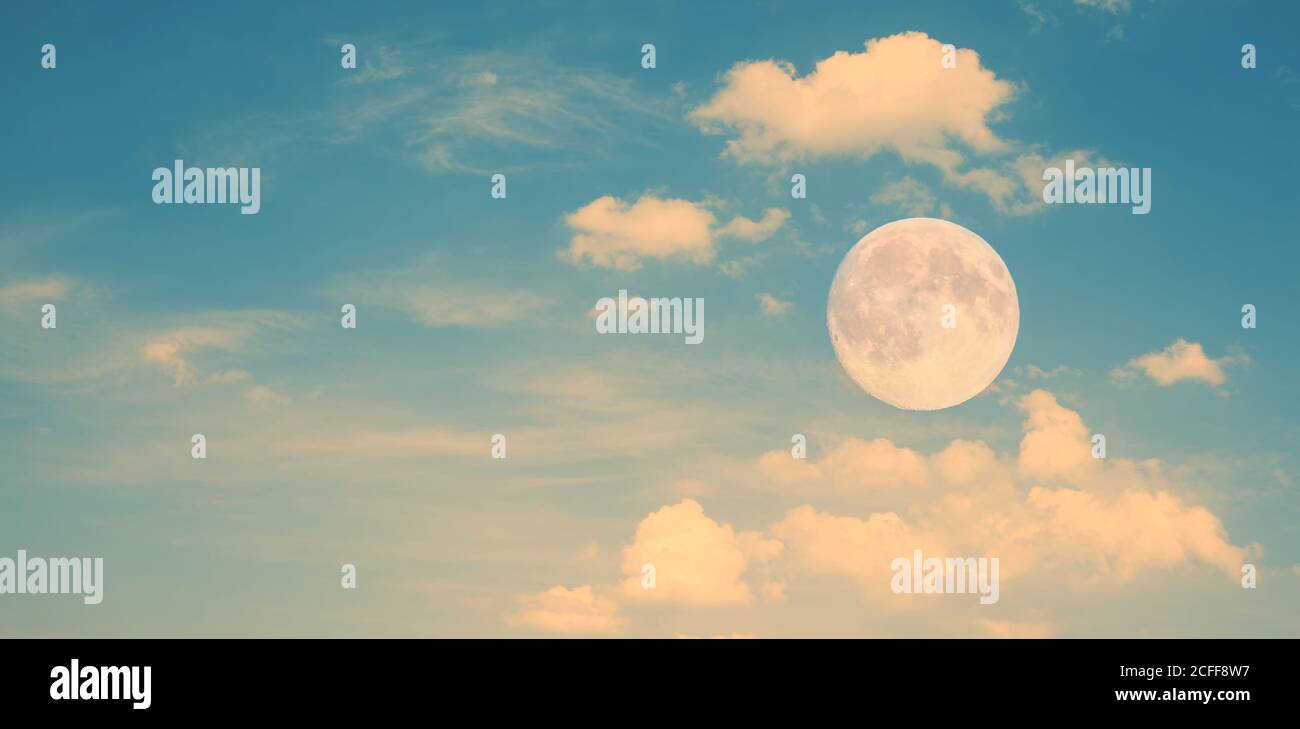 Mond über Wolken als Naturhintergrund. Stockfoto