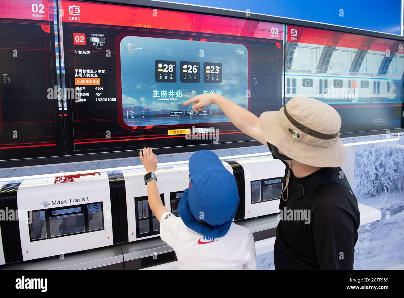 Peking, China. September 2020. Besucher besuchen den Stand der China Railway Rolling Stock Corporation (CRRC) in der Ausstellungshalle des Sonderbereichs für Länder, Provinzen, Regionen und Städte während der China International Fair for Trade in Services (CIFTIS) in Peking, der Hauptstadt Chinas, 5. September 2020. Die CIFTIS läuft am 4-9. September in Peking. Quelle: Meng Tao/Xinhua/Alamy Live News Stockfoto