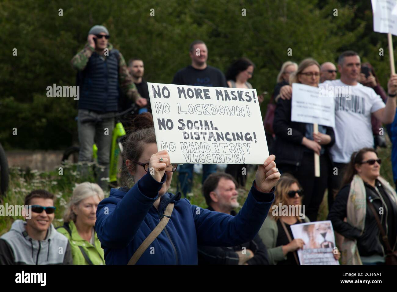 Edinburgh, Schottland, Großbritannien. September 2020. 'Speicher Schottland'-Gruppe, Anti-Lockdown-Kundgebung vor dem schottischen Parlament. Hunderte aller Altersgruppen waren zu einer friedlichen Demonstration in Holyrood herabgekommen. Quelle: Arch White/ Alamy Live News. Stockfoto