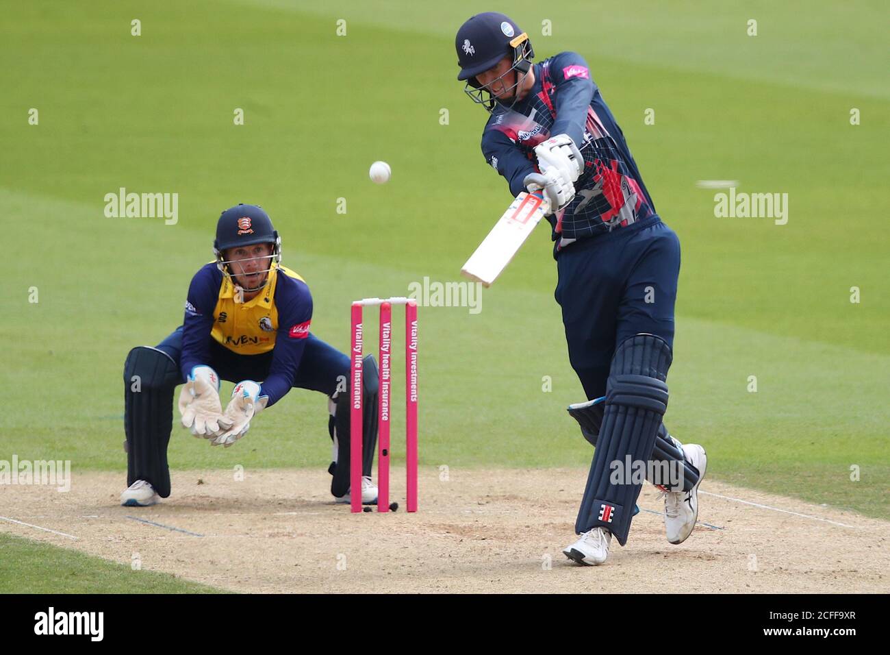 London, Großbritannien. September 2020. LONDON, ENGLAND. SEPTEMBER 05 2020: ZAK Crawley von Kent trifft den Ball für vier Läufe während des Vitality Blast T20-Matches zwischen Essex Eagles und Kent Spitfires im Kia Oval, Kennington, London, England. Am 5. September 2020. (Foto von Mitchell Gunn/ESPA-Images) Quelle: European Sports Photo Agency/Alamy Live News Stockfoto