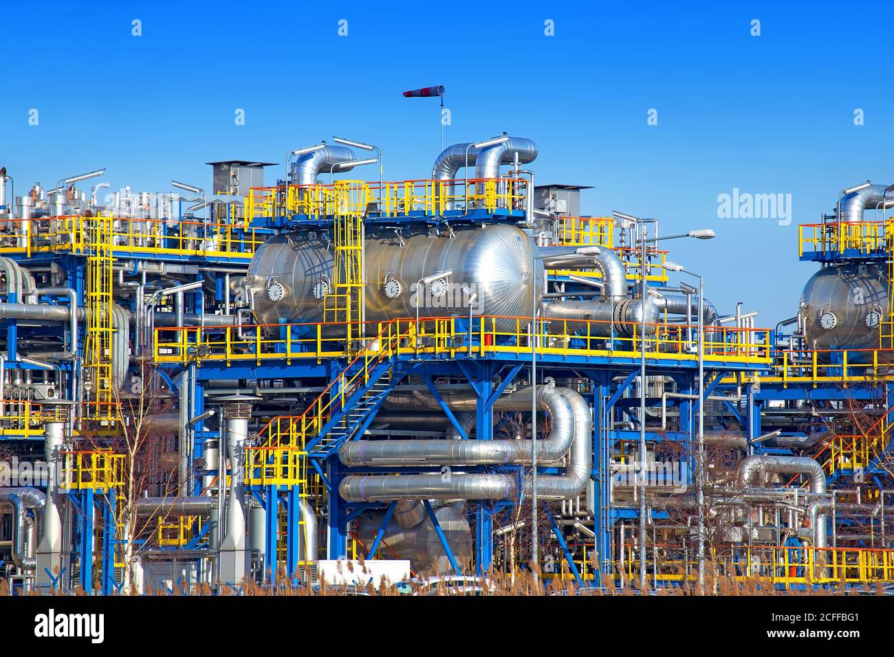 Installation von Öl-Industrie, Metallrohren und Konstruktionen. Stockfoto