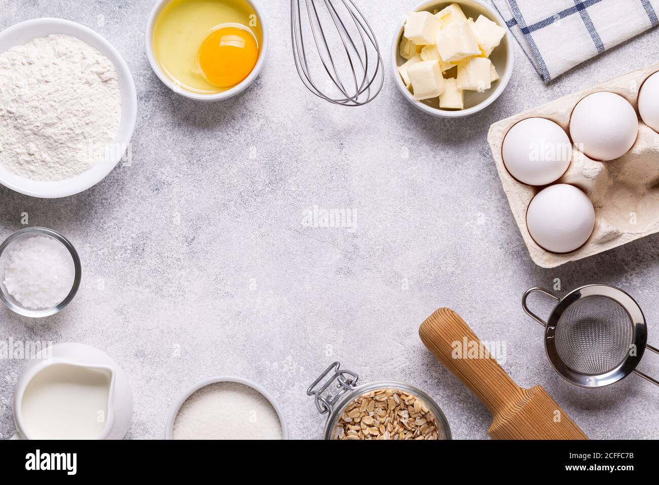 Zutaten zum Backen - Mehl, Milch, Salz, Zucker, Eier. Draufsicht, Kopierbereich. Stockfoto