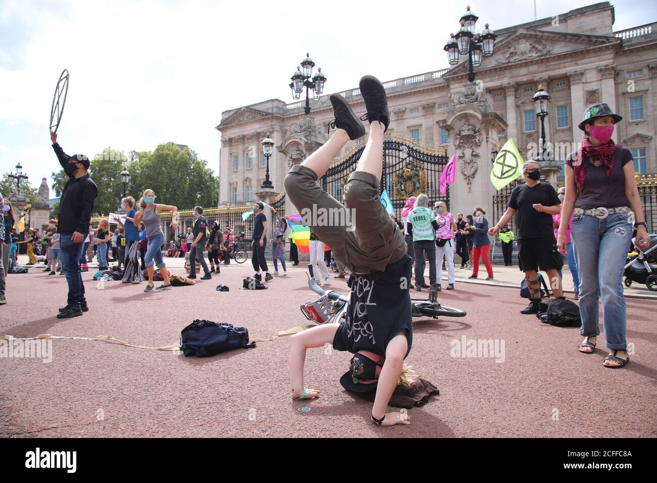 Extinction Rebellion-Aktivisten vor dem Buckingham Palace in London veranstalten einen Diskobedienz-Tanz, 5. September 2020. Protestierende, darunter Kinder und Familien, tanzen und haben Spaß Stockfoto