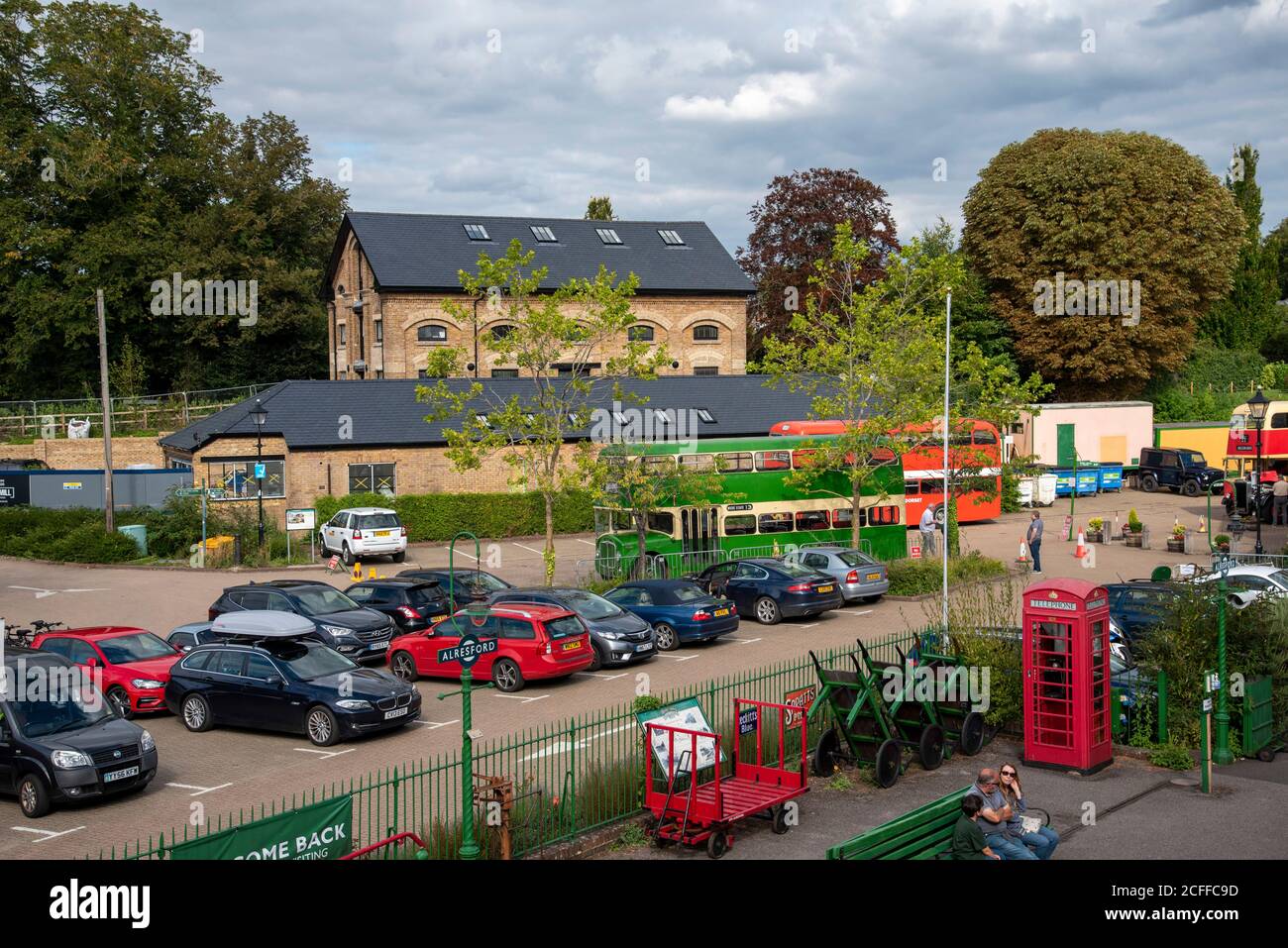 Alresford, Hampshire, England, Großbritannien. 2020. Fahrzeuge auf dem Bahnhofsparkplatz in Alresford, Hampshire, England, Großbritannien Stockfoto