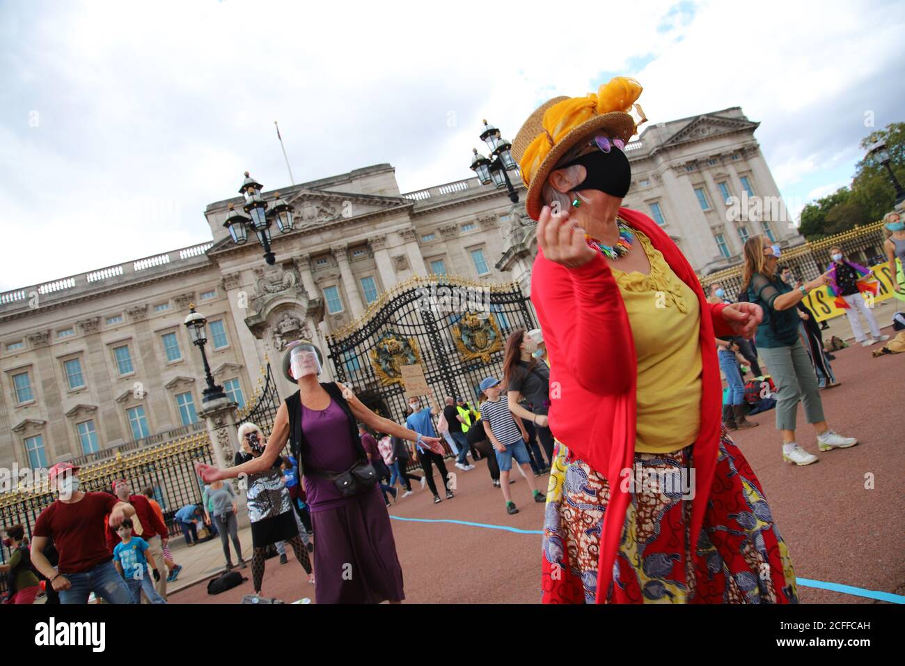 Extinction Rebellion-Aktivisten vor dem Buckingham Palace in London veranstalten einen Diskobedienz-Tanz, 5. September 2020. Protestierende, darunter Kinder und Familien, tanzen und haben Spaß Stockfoto