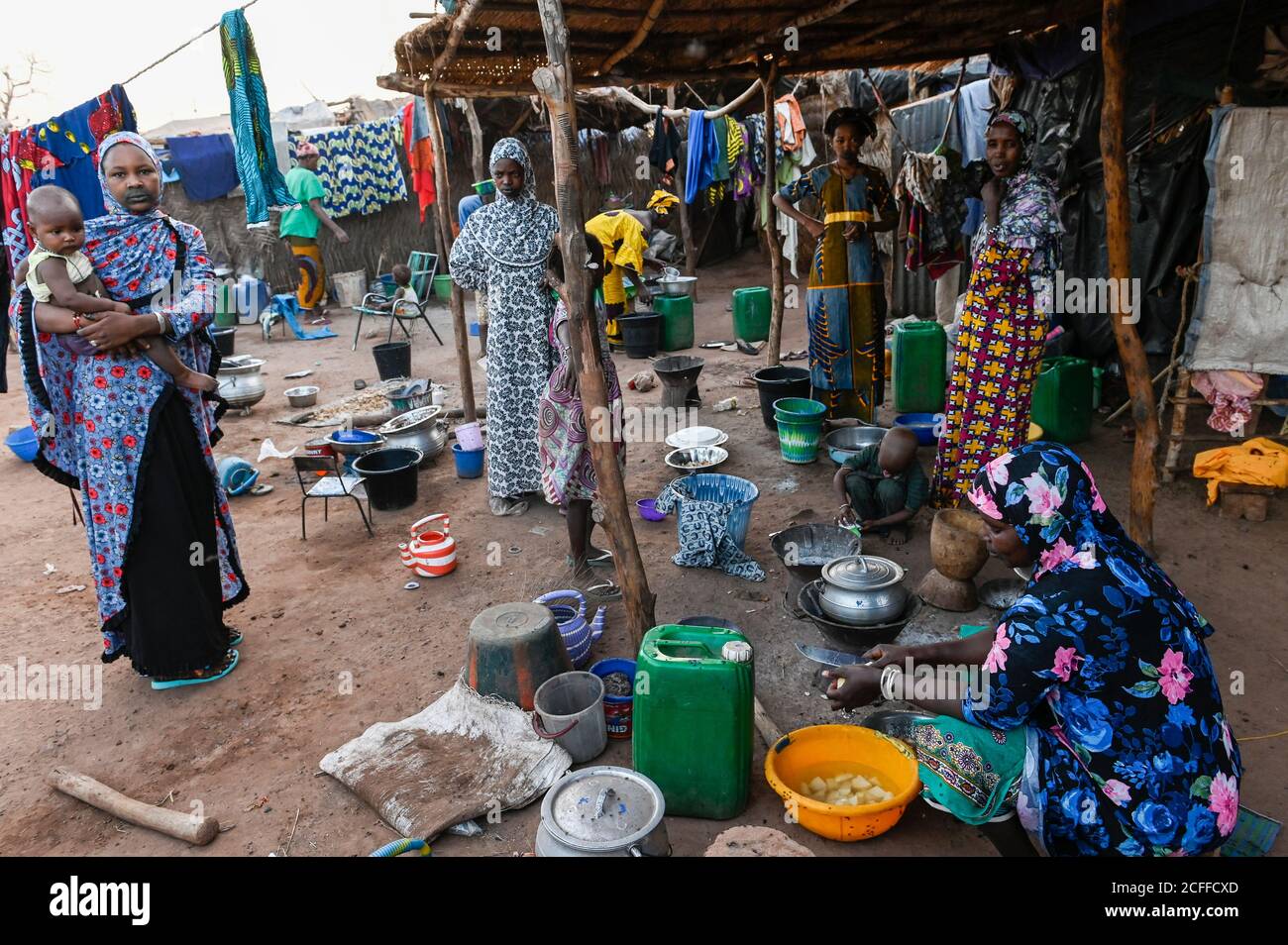 MALI, Bamako, IDP Camp Niamana, Peulh Women with Indigo ink painted face/ Flüchtlingslager Niamana, Peul Fluechtlinge aus der Region Mopti, Frau mit Indigo Farbe bemaltes Gesicht, zwischen den Ethnien Peul und Dogon kam es in der Region Mopti zu gewaltsamen Auseinandersetzungen Stockfoto