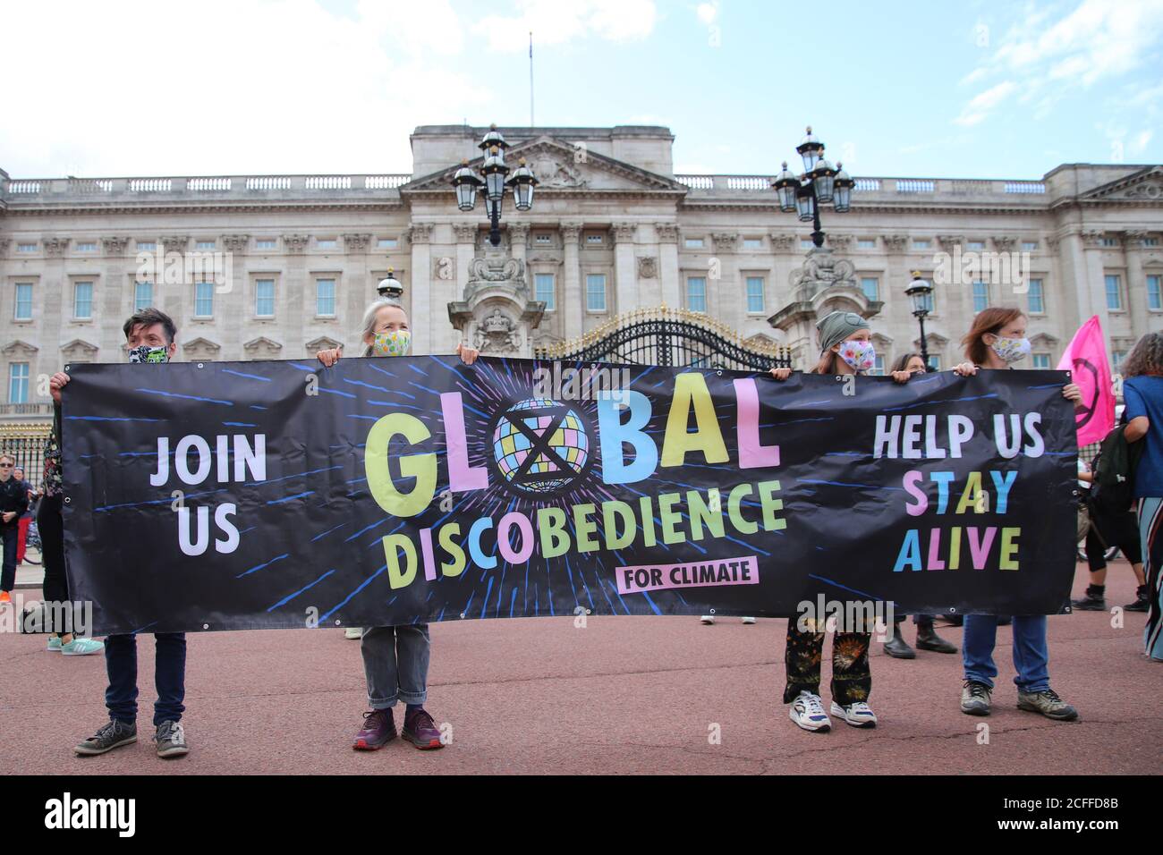 Buckingham Palace, London, UK 5th. September 2020 Extinction Rebellion Aktivisten vor dem Buckingham Palace in London veranstalten einen Diskobedienz-Tanz aus Protest. Demonstranten halten ein Banner mit der Aufschrift "Globale Diskobedienz" Stockfoto