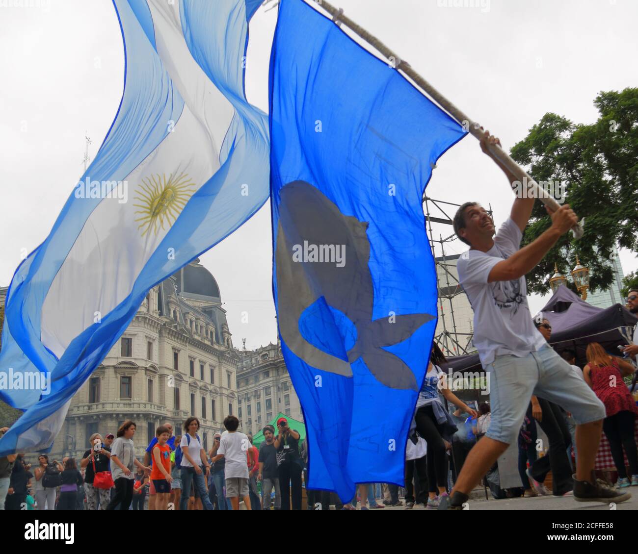 Buenos Aires, Argentinien; 24. März: Auf der Plaza de Mayo schwingt man eine argentinische Flagge. Stockfoto