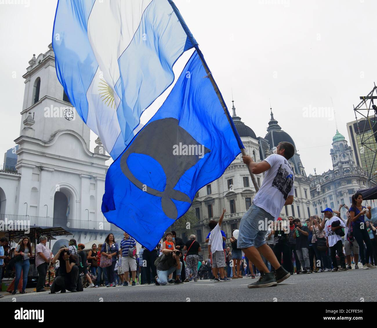 Buenos Aires, Argentinien; 24. März: Auf der Plaza de Mayo schwingt man eine argentinische Flagge. Stockfoto