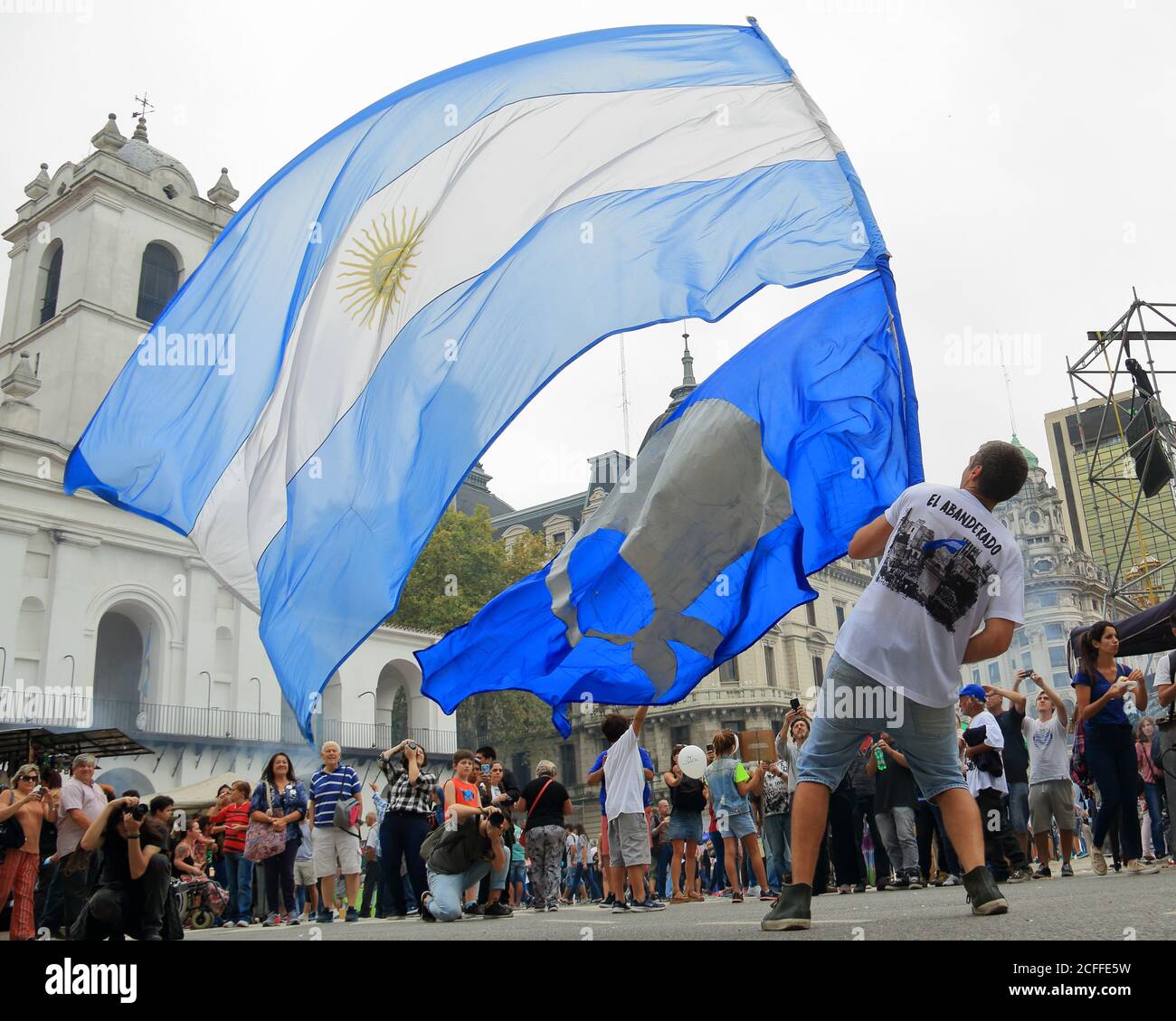 Buenos Aires, Argentinien; 24. März: Auf der Plaza de Mayo schwingt man eine argentinische Flagge. Stockfoto
