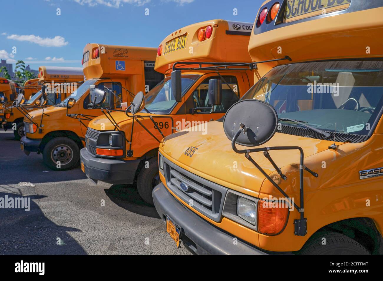 New York, Usa. September 2020. New York gelbe Schulbusse sitzen leer auf einem Parkplatz.New York City hat noch nicht einen einzigen Schulbus-Vertrag abgeschlossen, geschweige denn sagen Sie jeder Familie, wo und zu welcher Zeit ihre Kinder den Bus nehmen werden. Das hat viele Eltern, die bereits durch ein beispielloses Schuljahr betont. Kredit: SOPA Images Limited/Alamy Live Nachrichten Stockfoto