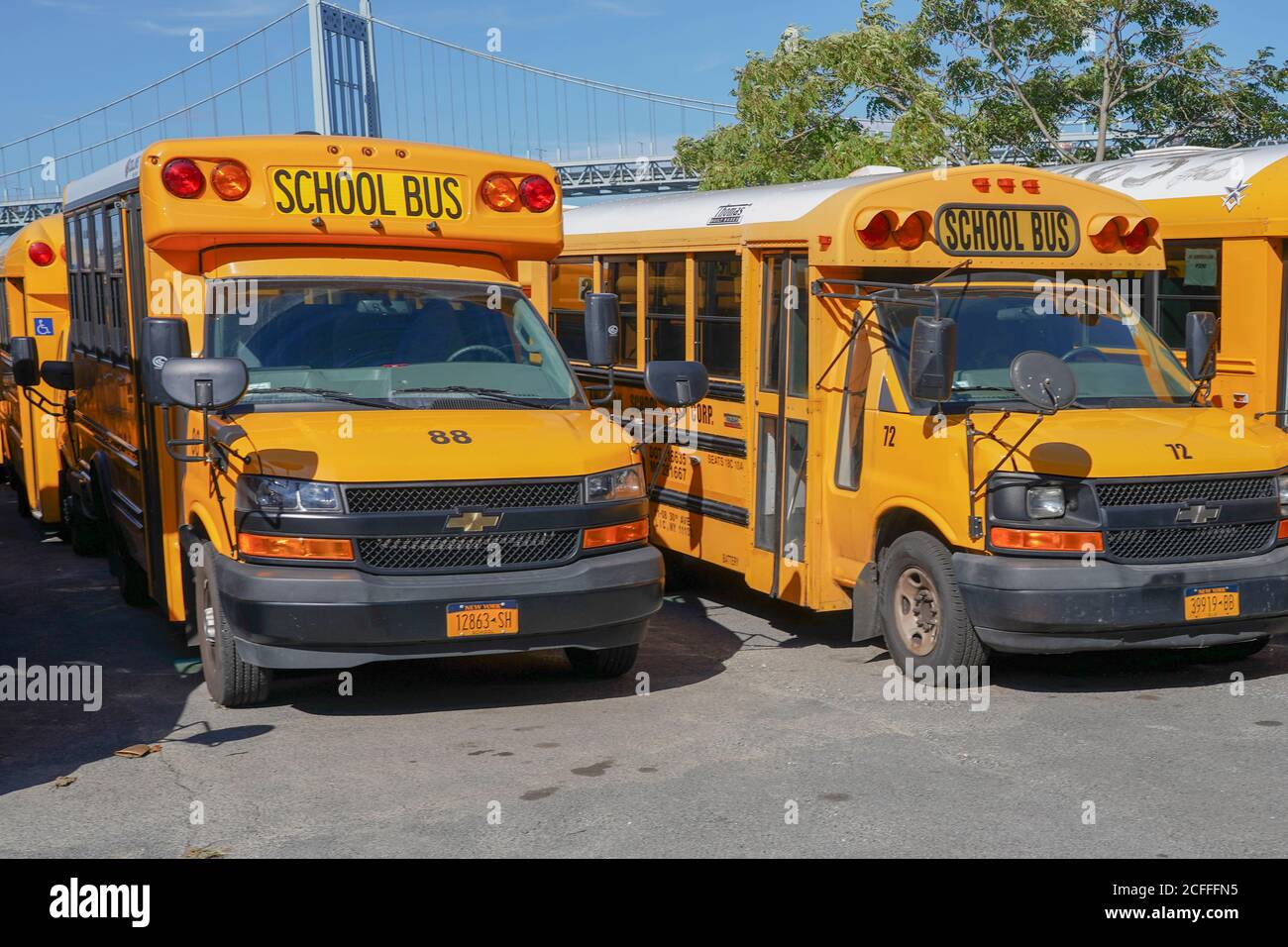 New York, Usa. September 2020. New York gelbe Schulbusse sitzen leer auf einem Parkplatz.New York City hat noch nicht einen einzigen Schulbus-Vertrag abgeschlossen, geschweige denn sagen Sie jeder Familie, wo und zu welcher Zeit ihre Kinder den Bus nehmen werden. Das hat viele Eltern, die bereits durch ein beispielloses Schuljahr betont. Kredit: SOPA Images Limited/Alamy Live Nachrichten Stockfoto