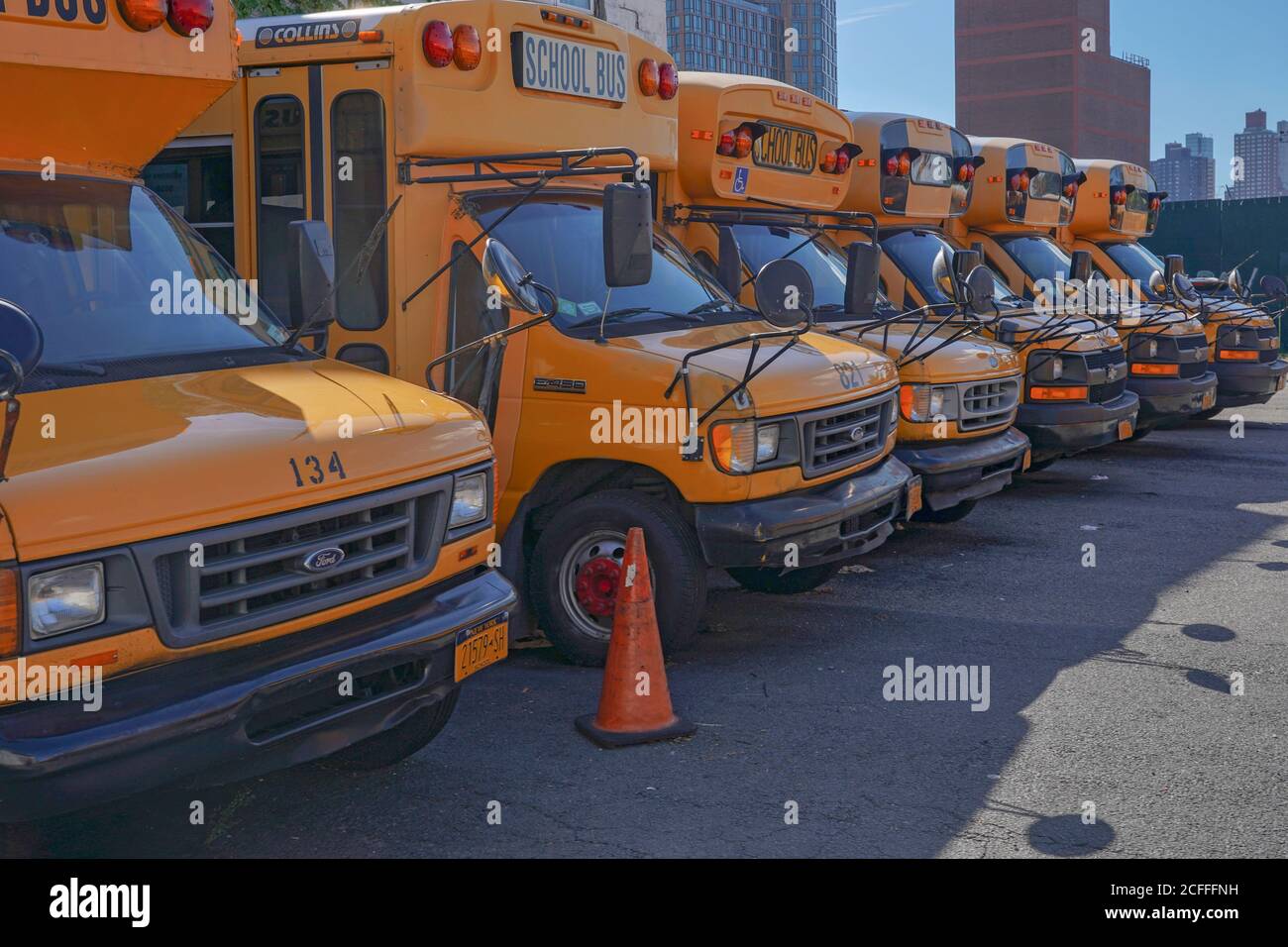 New York, Usa. September 2020. New York gelbe Schulbusse sitzen leer auf einem Parkplatz.New York City hat noch nicht einen einzigen Schulbus-Vertrag abgeschlossen, geschweige denn sagen Sie jeder Familie, wo und zu welcher Zeit ihre Kinder den Bus nehmen werden. Das hat viele Eltern, die bereits durch ein beispielloses Schuljahr betont. Kredit: SOPA Images Limited/Alamy Live Nachrichten Stockfoto