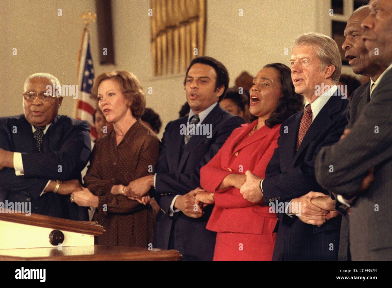 Jimmy Carter und Rosalynn Carter singen mit Martin Luther King Sr. Coretta Scott King Andrew Young und anderen Bürgerrechtler bei einem Besuch der Ebenezer Baptist Church in Atlanta Ca. 14. Januar 1979 Stockfoto