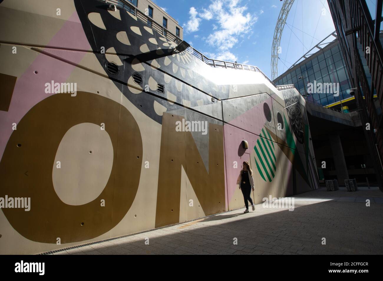 REDAKTIONELLE VERWENDUNG NUR EIN neues Wandbild namens ÔBeton GinnelÕ wird im Wembley Park als Teil des ersten öffentlichen Kunstweges von neighborhoodÕs enthüllt. Stockfoto