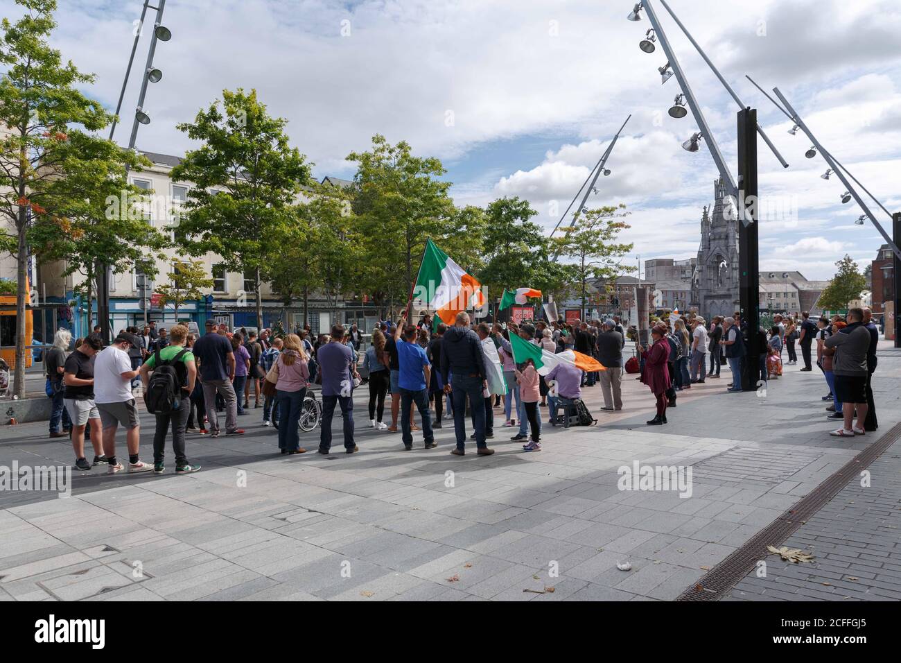 Cork, Irland. September 2020. Anti-Maske Protest, Cork City. Heute um 13 Uhr versammelten sich die Menschen vor der Stadtbibliothek zur Grand Parade, um gegen die Covid-19-Richtlinien zu protestieren, die die Öffentlichkeit dazu auffordert, Gesichtsbezüge und Masken zu tragen. Kredit: Damian Coleman/Alamy Live Nachrichten Stockfoto