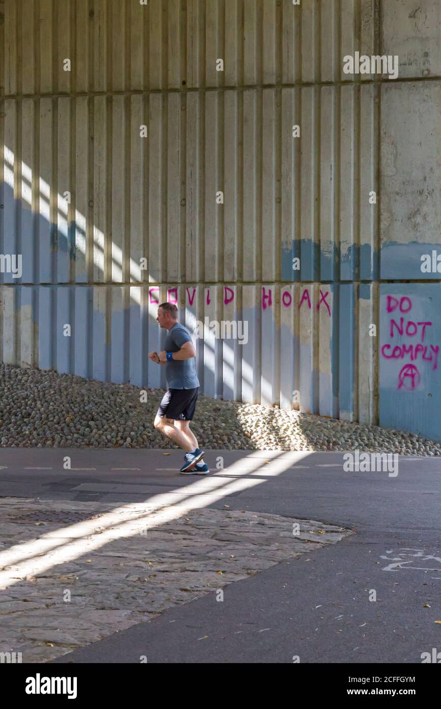 Bournemouth, Dorset, Großbritannien. September 2020. Covid-19 Graffiti in Bournemouth Unterführung - Covid Hoax nicht entsprechen. Quelle: Carolyn Jenkins/Alamy Live News Stockfoto