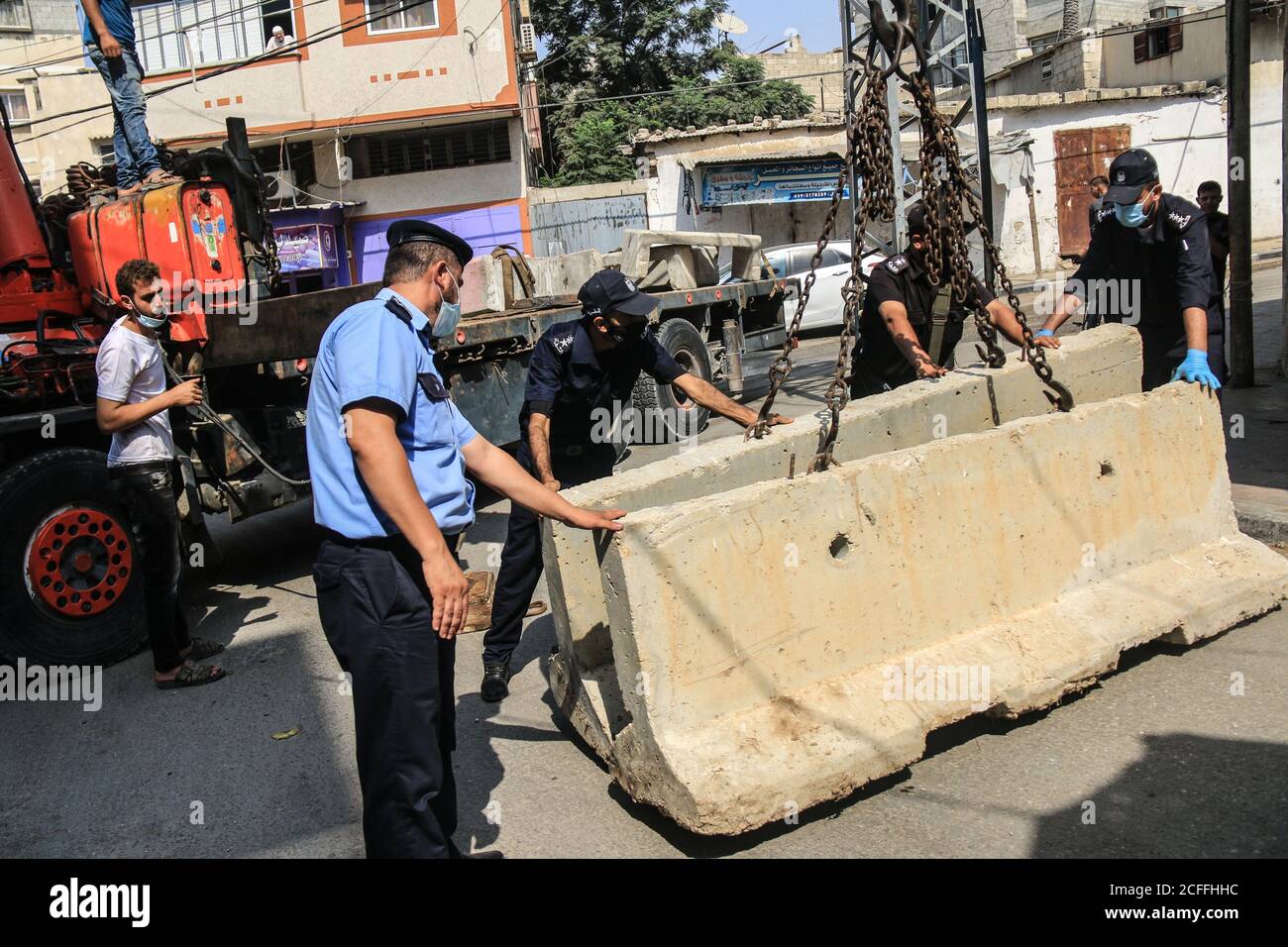 Deir Al-Balah, Der Gazastreifen, Palästina. September 2020. Die Polizei schloss den Eingang der Stadt Deir al-Balah im Zentrum des Gazastreifens, in einer Erklärung erklärte das palästinensische Gesundheitsministerium, dass die Zahl der Fälle im Gazastreifen auf 807 ansteigt, darunter fünf Todesfälle und 89 Wiedererstattungen. Kredit: Mahmoud Khattab/Quds Net Nachrichten/ZUMA Wire/Alamy Live Nachrichten Stockfoto