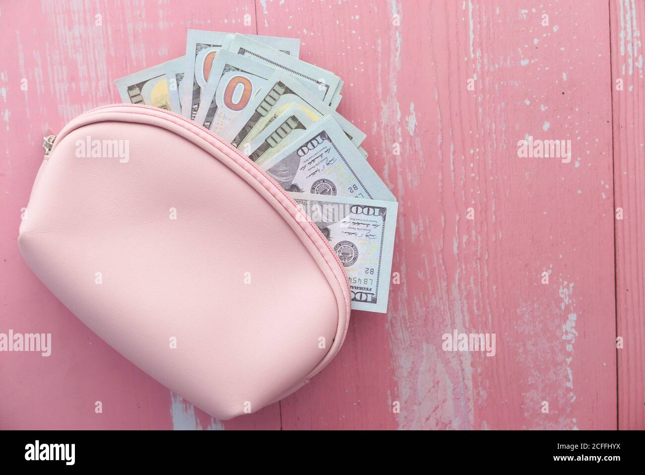 Nahaufnahme von US-Dollar in einer Brieftasche auf rosa Hintergrund. Stockfoto