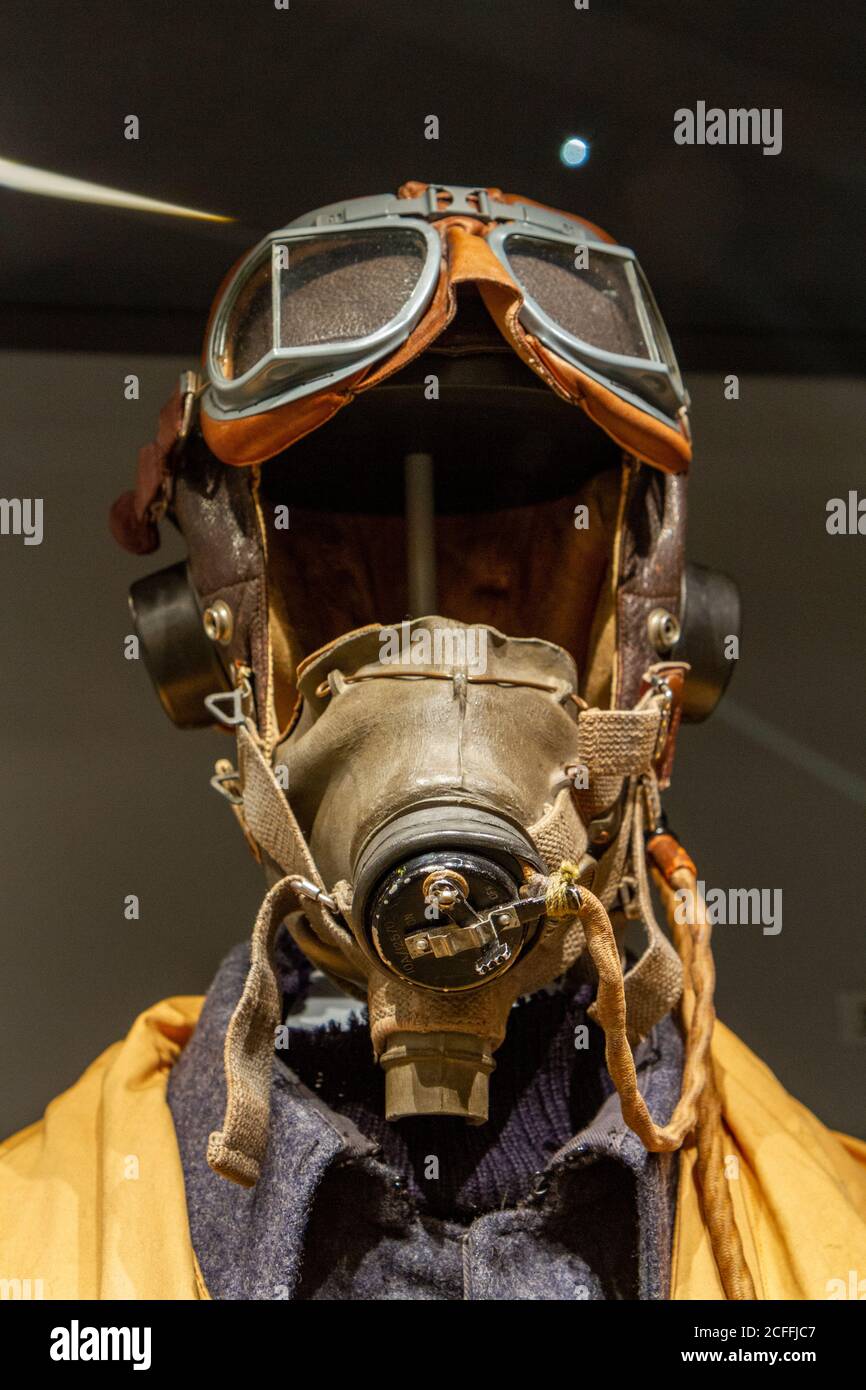 WWII Pilot Kit einschließlich der Typ C Flying Helmet, Mk VIII Flying Goggles und Typ G Sauerstoffmaske auf dem Display im RAF Museum, London, UK. Stockfoto