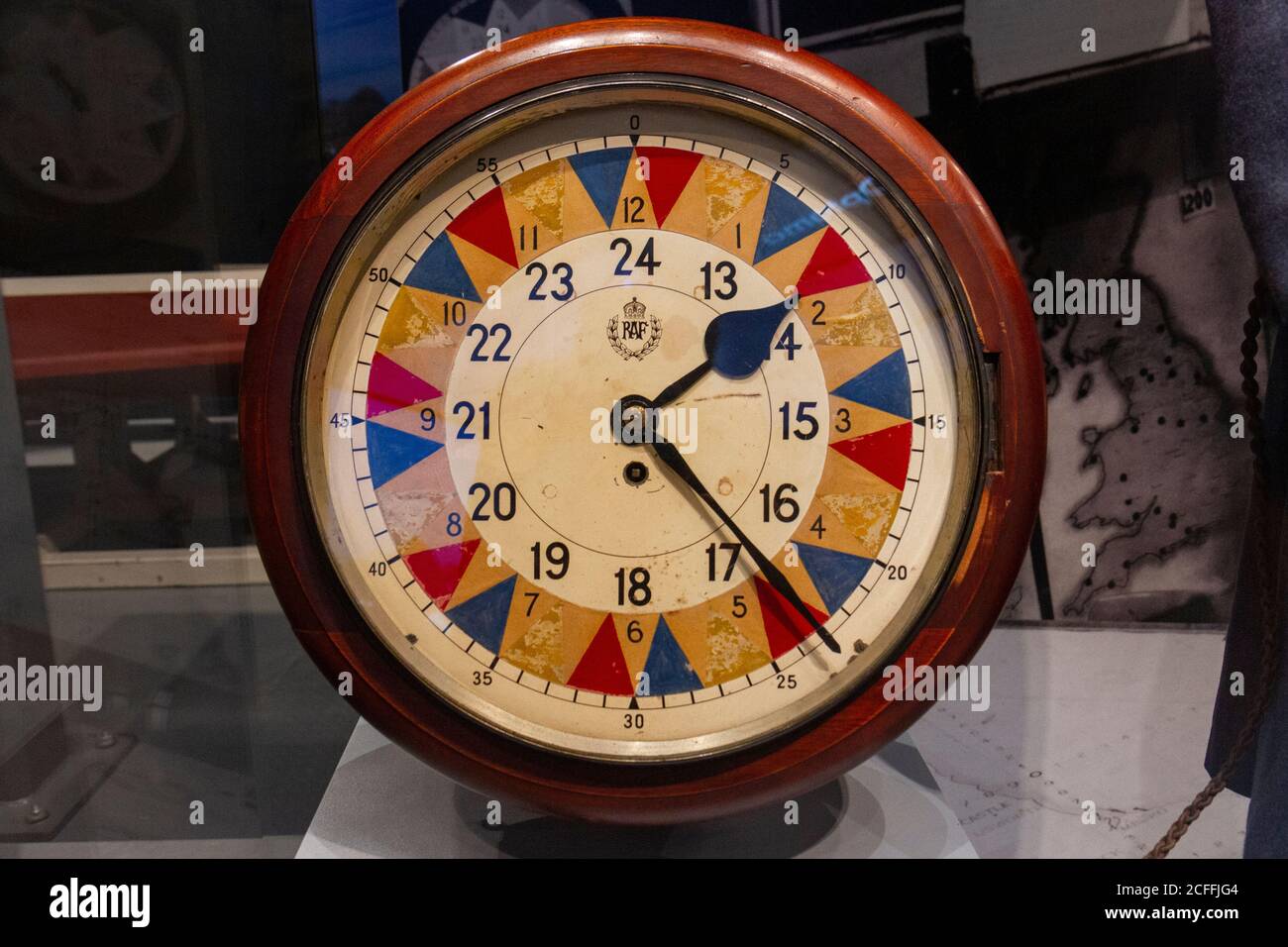 Eine Uhr, die in einem Operationsraum verwendet wird, um Bewegungen feindlicher Flugzeuge zu verfolgen, die im RAF Museum, London, Großbritannien, ausgestellt werden. Stockfoto