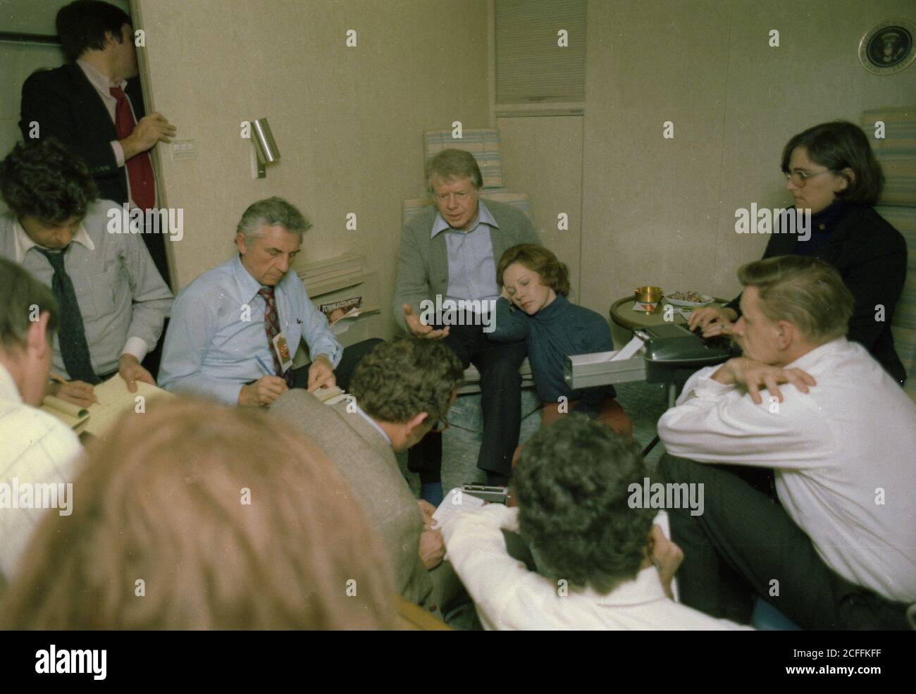 Jimmy Carter nimmt am Ende seiner asiatisch-europäischen Reise an einer Pressekonferenz an Bord der Air Force One Teil. Ca. 01/06/1978 Stockfoto