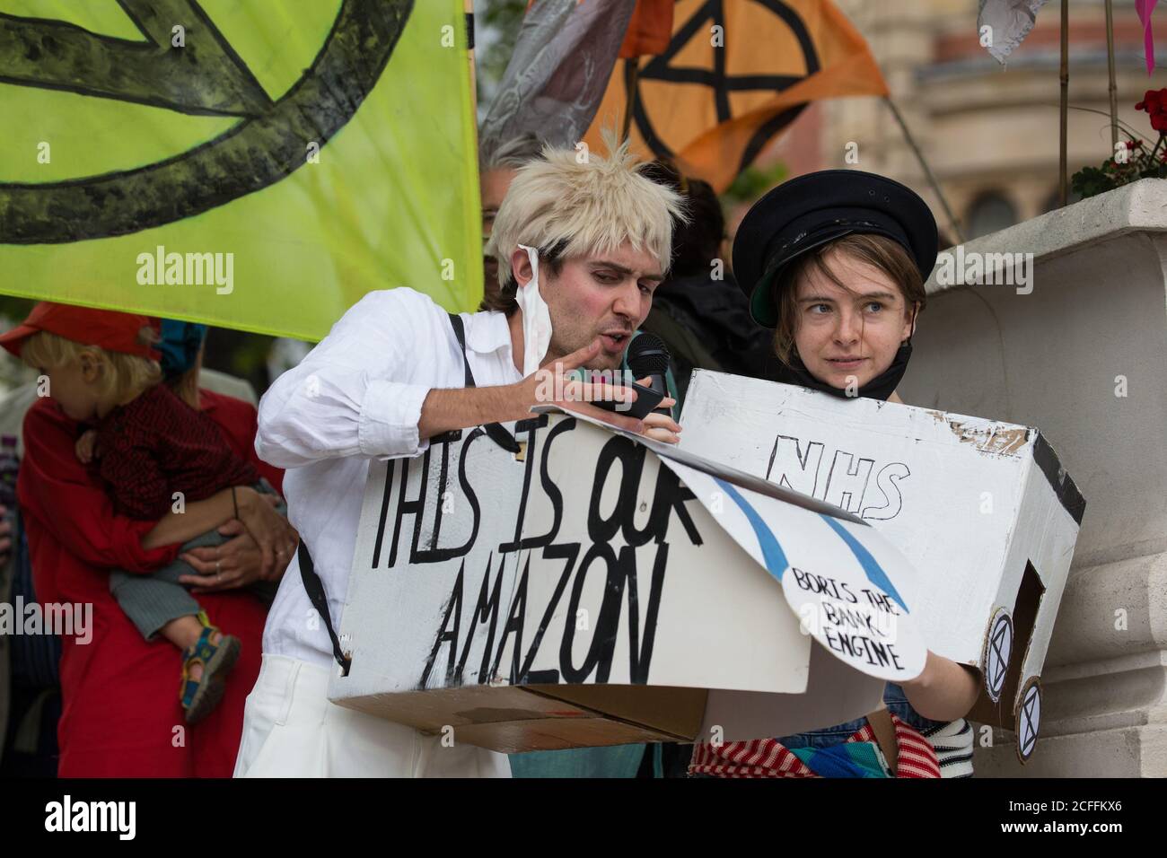 London, Großbritannien. September 2020. Aktivisten der HS2 Rebellion, einer Dachkampagnengruppe aus langjährigen Aktivisten gegen die Hochgeschwindigkeits-Eisenbahnverbindung HS2 sowie Extinction Rebellion-Aktivisten, erzählen bei einer Protestkundgebung auf dem Parliament Square eine Kindergeschichte. Die Kundgebung und eine spätere Protestaktion im Verkehrsministerium, bei der Aktivisten sich an die Türen und den Straßenbelag vor dem Gebäude klebten und gefälschtes Blut um den Eingang sprühten, fiel mit einer Ankündigung von HS2 Ltd zusammen, dass der Bau der umstrittenen 106 Mrd. £Hochgeschwindigkeitsstrecke nun beginnen wird. Kredit: Ma Stockfoto