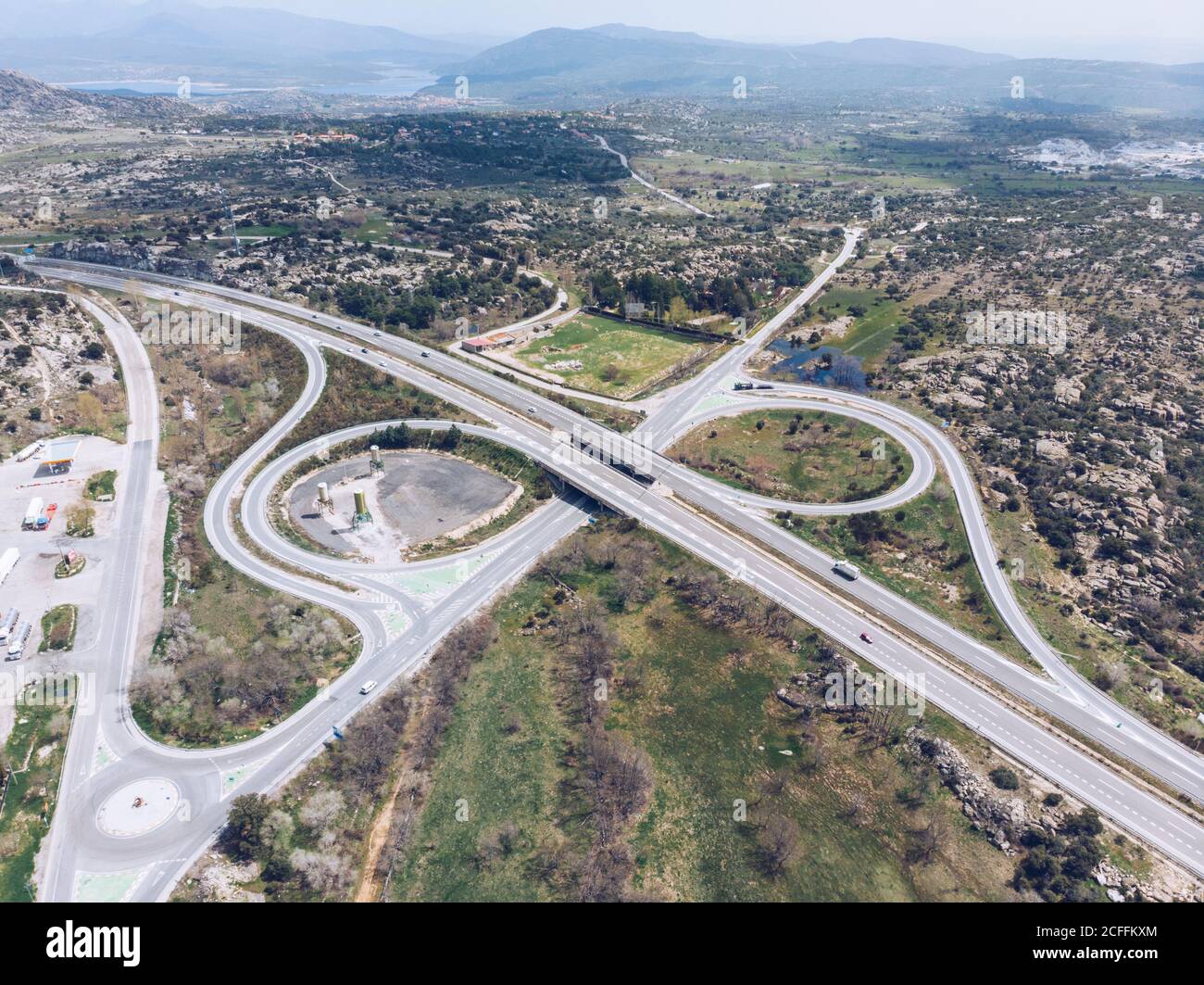 Städtische Straßenkreuzung im Vorort Stockfoto