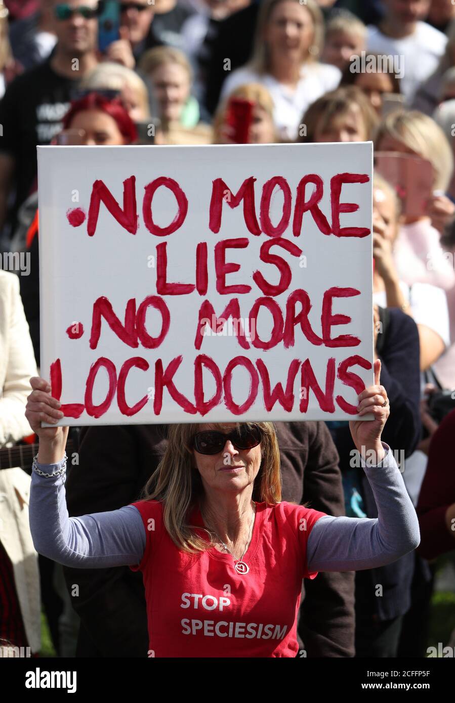 Protestierende vor dem schottischen Parlament in Edinburgh, organisiert von Schottland gegen Lockdown, die gegen das obligatorische Tragen von Gesichtsmasken, den Scottish & U.K Governments Coronavirus Act und Lockdown sind. Stockfoto