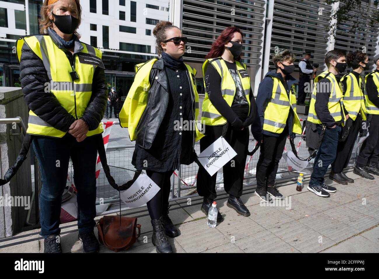 Klimagerechtigkeit ist Migrantengerechtigkeit Demonstranten, die als "feindliche Umweltgrenztruppe" verkleidet sind, werden bei einer Rebellion-Demonstration zum Aussterben vor dem Innenministerium zusammengekettet, um sich in Solidarität mit Migranten und denjenigen zu versammeln, die weltweit unter Migrationssystemen leiden. Am 4. September 2020 in London, Großbritannien. Nachdem die Regierung nach der Sommerpause zurücktrat, hat die Klimaschutzgruppe zwei Wochen lang Veranstaltungen organisiert, Proteste und Störungen in der gesamten Hauptstadt. Extinction Rebellion ist eine 2018 gestartete Gruppe zum Klimawandel, die eine große Gruppe von Menschen gewonnen hat, die sich für friedliche p einsetzen Stockfoto