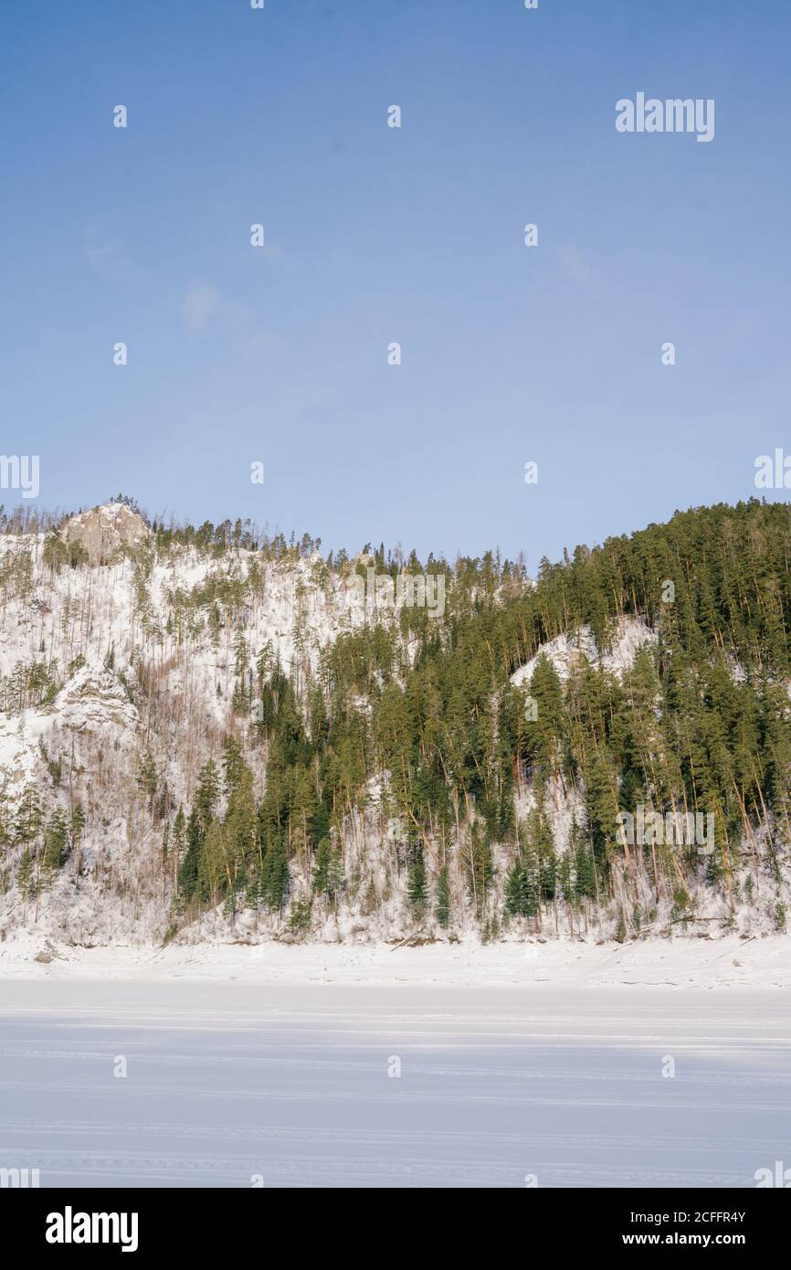Winterlandschaft mit schneebedeckten Felsen und blauem Himmel Stockfoto