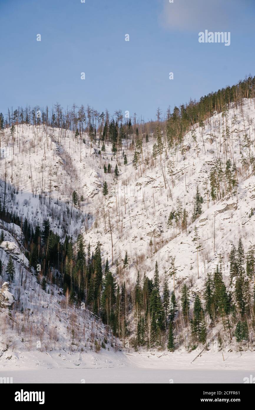 Winterlandschaft mit schneebedeckten Felsen und blauem Himmel Stockfoto