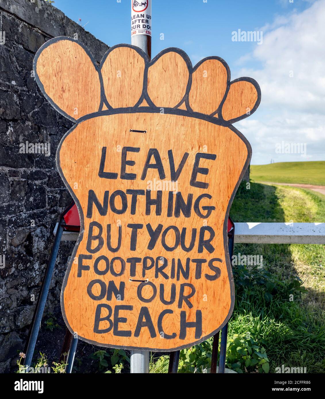 Lassen Sie nichts als Ihre Fußabdrücke auf unserem Strandschild, North Berwick, East Lothian, Schottland, Großbritannien. Stockfoto