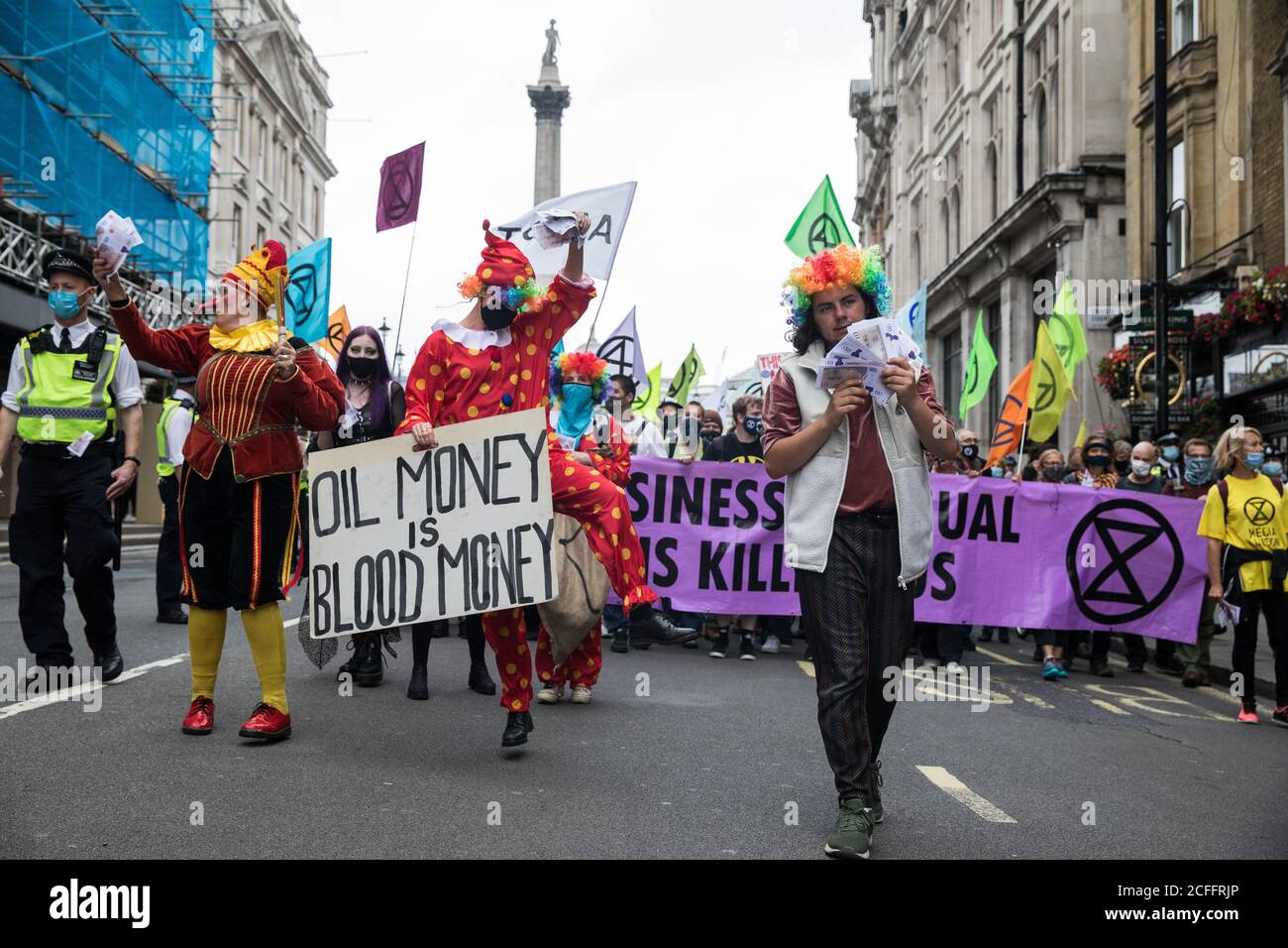 London, Großbritannien. September 2020. Eine Gruppe Clowns, die Banknoten halten, trifft sich mit anderen Klimaaktivisten von Extinction Rebellion zu einem ‘Karneval der Korruption’ Protest gegen die Erleichterung und Finanzierung der fossilen Energiewirtschaft durch die Regierung. Extinction Rebellion-Aktivisten nehmen an einer Reihe von Rebellion-Protesten im September in Großbritannien Teil, um Politiker aufzufordern, das Klima- und ökologische Notstandsgesetz (CEE Bill) zu befürworten, das unter anderem Maßnahmen wie Ein ernsthafter Plan, um den Anteil Großbritanniens an den Emissionen zu bewältigen und den kritischen Anstieg der globalen Temperaturen zu stoppen und für die einfachen Menschen zu b Stockfoto