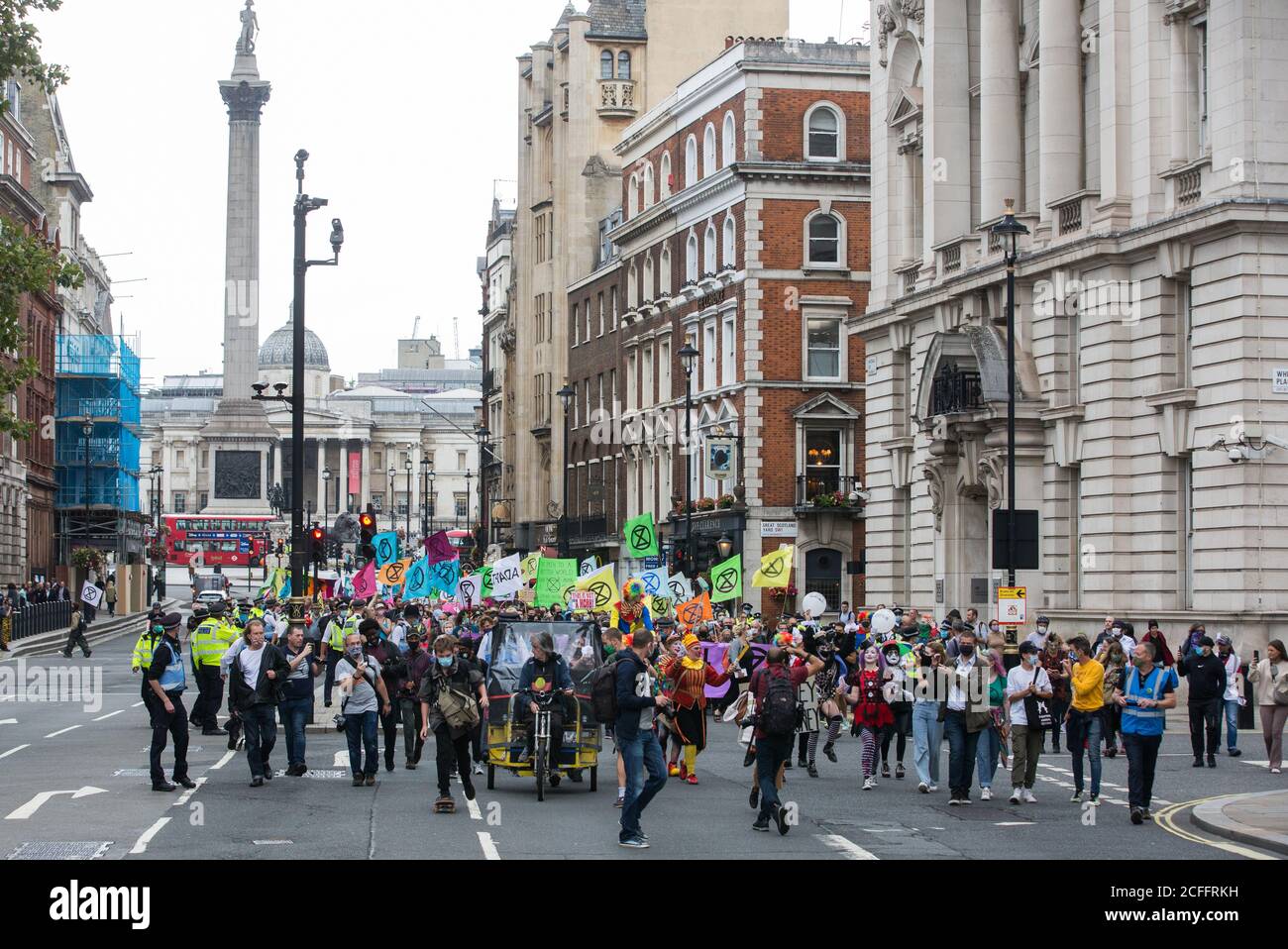 London, Großbritannien. September 2020. Klimaaktivisten von Extinction Rebellion nehmen an einem ‘Karneval der Korruption’ Protest gegen die Unterstützung und Finanzierung der fossilen Energiewirtschaft durch die Regierung Teil. Extinction Rebellion-Aktivisten nehmen an einer Reihe von Rebellion-Protesten im September in Großbritannien Teil, um Politiker aufzufordern, das Klima- und ökologische Notstandsgesetz (CEE Bill) zu befürworten, das unter anderem Maßnahmen wie Ein ernsthafter Plan, um mit dem Anteil Großbritanniens an den Emissionen umzugehen und kritische Temperaturanstiege zu stoppen und damit die einfachen Menschen in die zukünftige Umweltplanung einbezogen werden Stockfoto