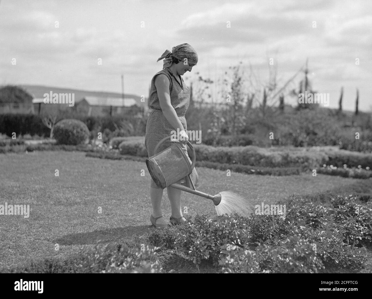 Nahalal. Mädchen 'Agricultural Training School. Bewässerung Blumengarten. Mädchen mit Wasserkann ca. 1920 Stockfoto