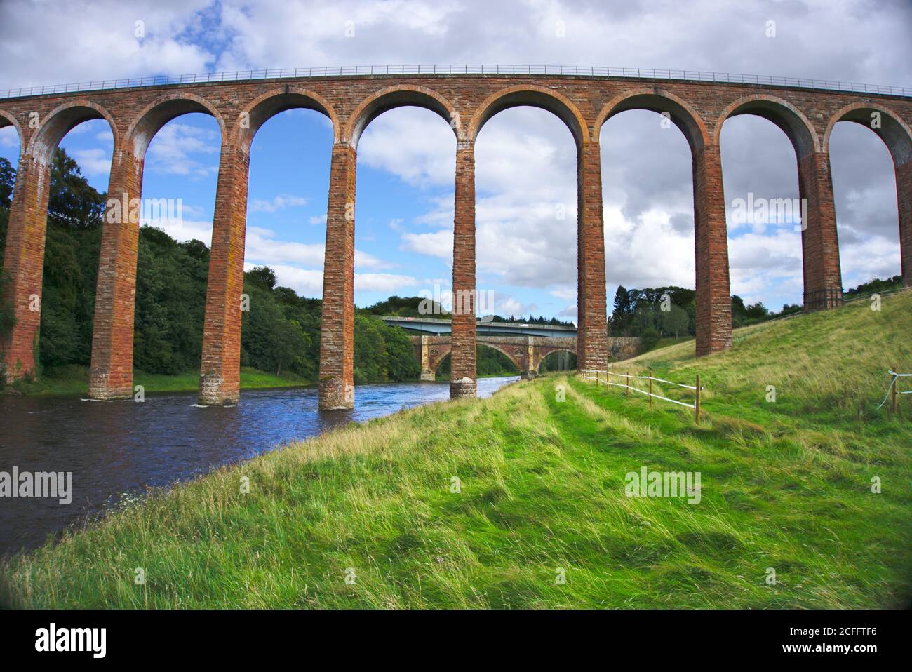 Eisenbahnviadukt aus dem 19. Jahrhundert über den Fluss Tweed bei Melrose, Scottish Borders, Großbritannien, von Westen aus gesehen. Stockfoto