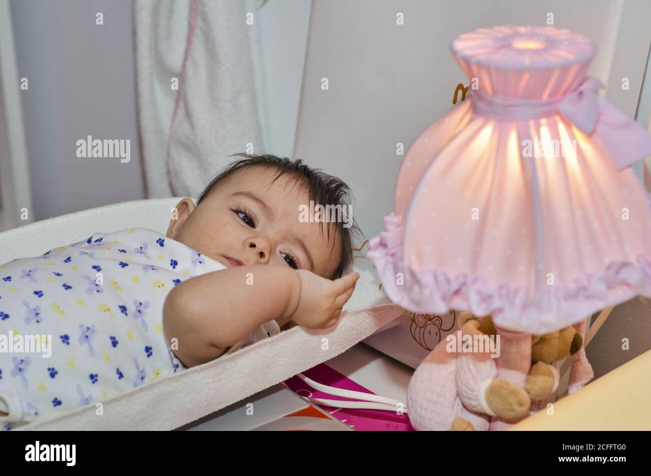 übungen Im Bett Vor Dem Schlafen Nur jungen und mädchen im bett -Fotos und -Bildmaterial in hoher