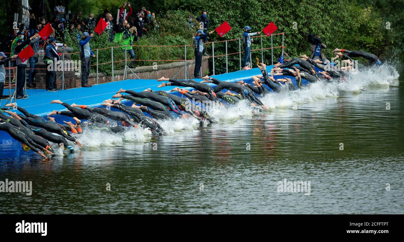 Hamburg, Deutschland. September 2020. Triathlon: ITU World Triathlon Series/World Championship. Im Stadtparksee startet das Feld der Männerelite.Quelle: Axel Heimken/dpa/Alamy Live News Stockfoto