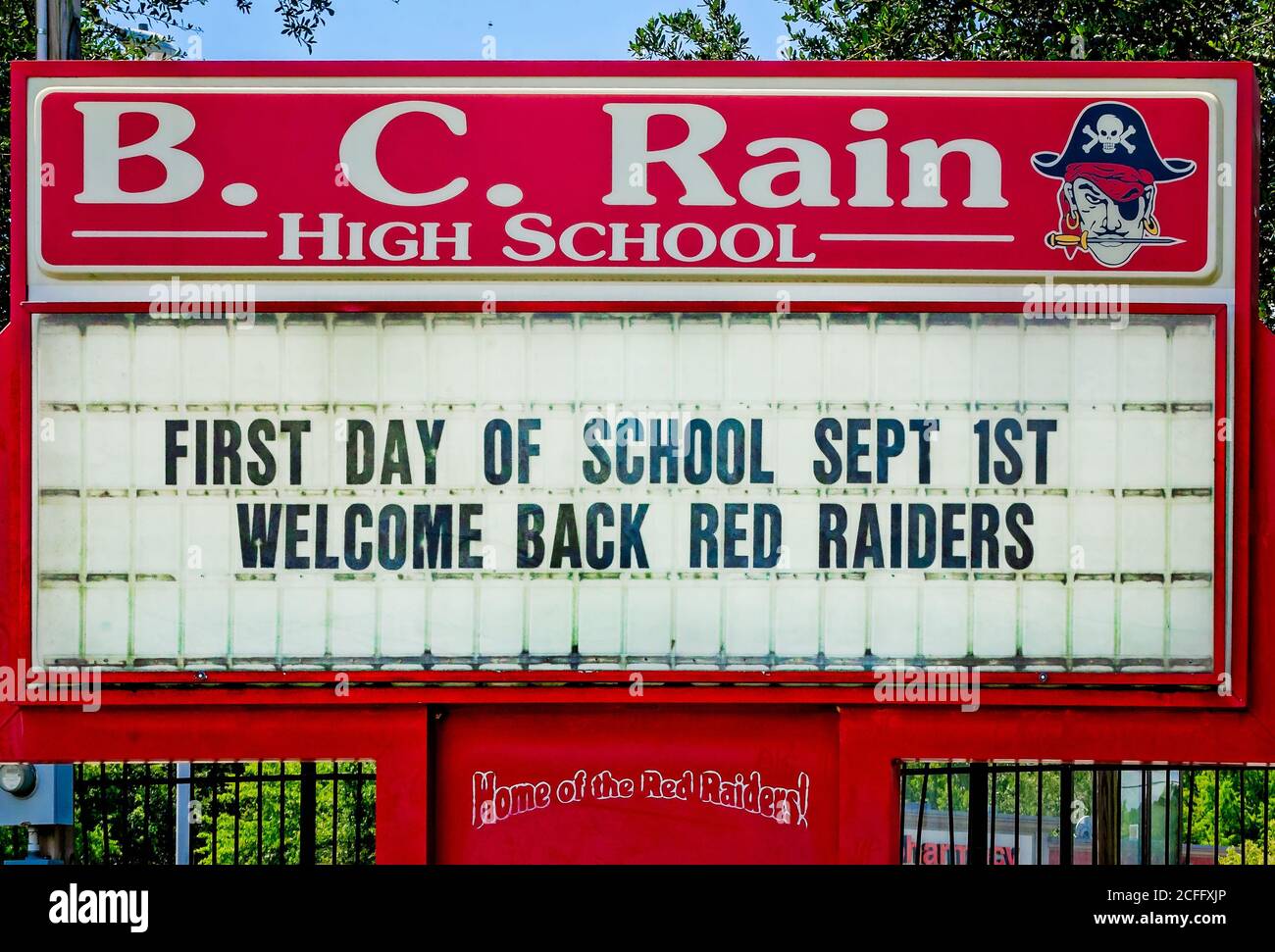 Ein Schild kündigt den ersten Schultag für Schüler an der B.C. Rain High School, 22. August 2020, in Mobile, Alabama an. Stockfoto