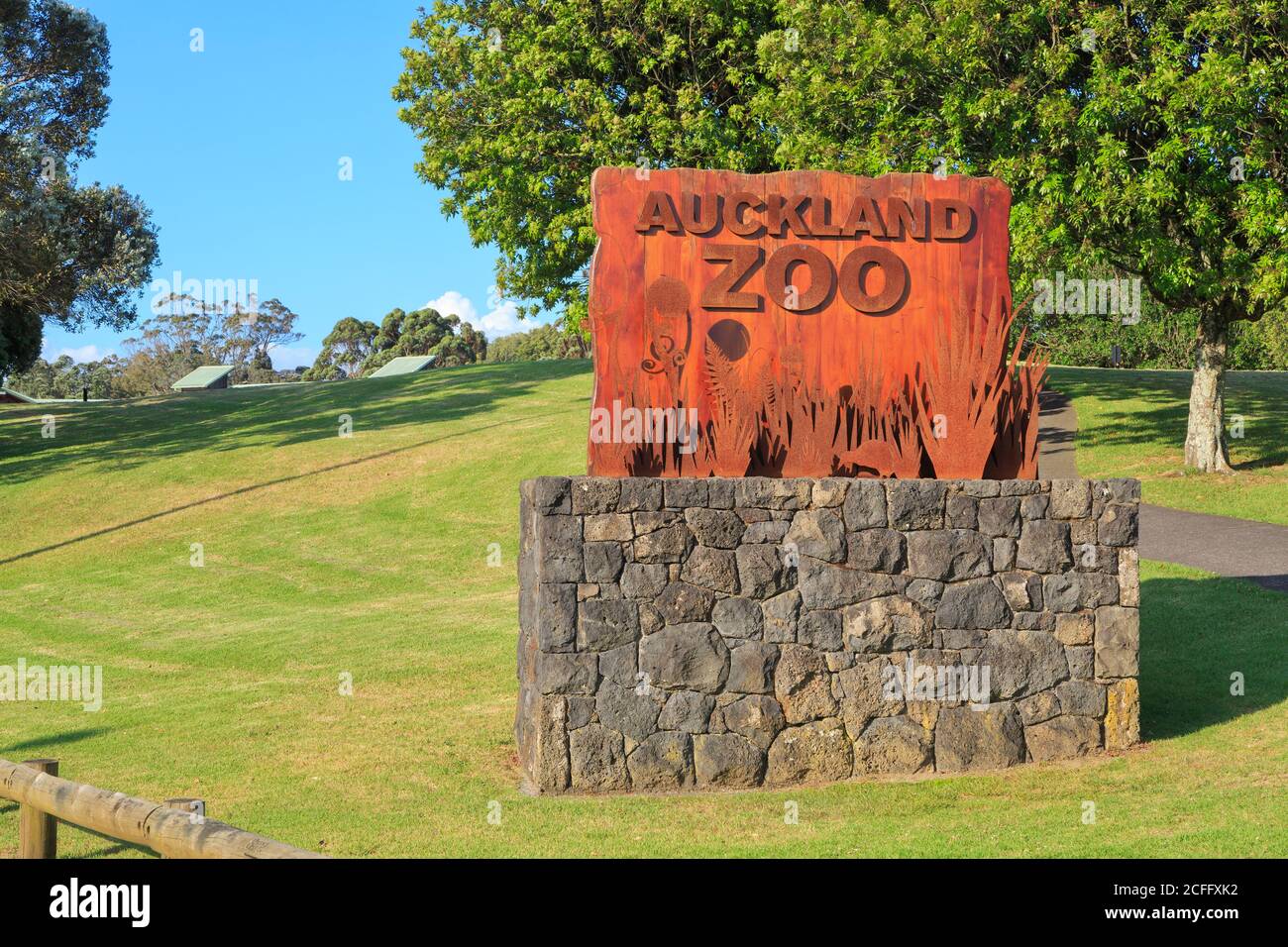 Ein Schild, das die Menschen im Zoo von Auckland, Auckland, Neuseeland, begrüßt Stockfoto