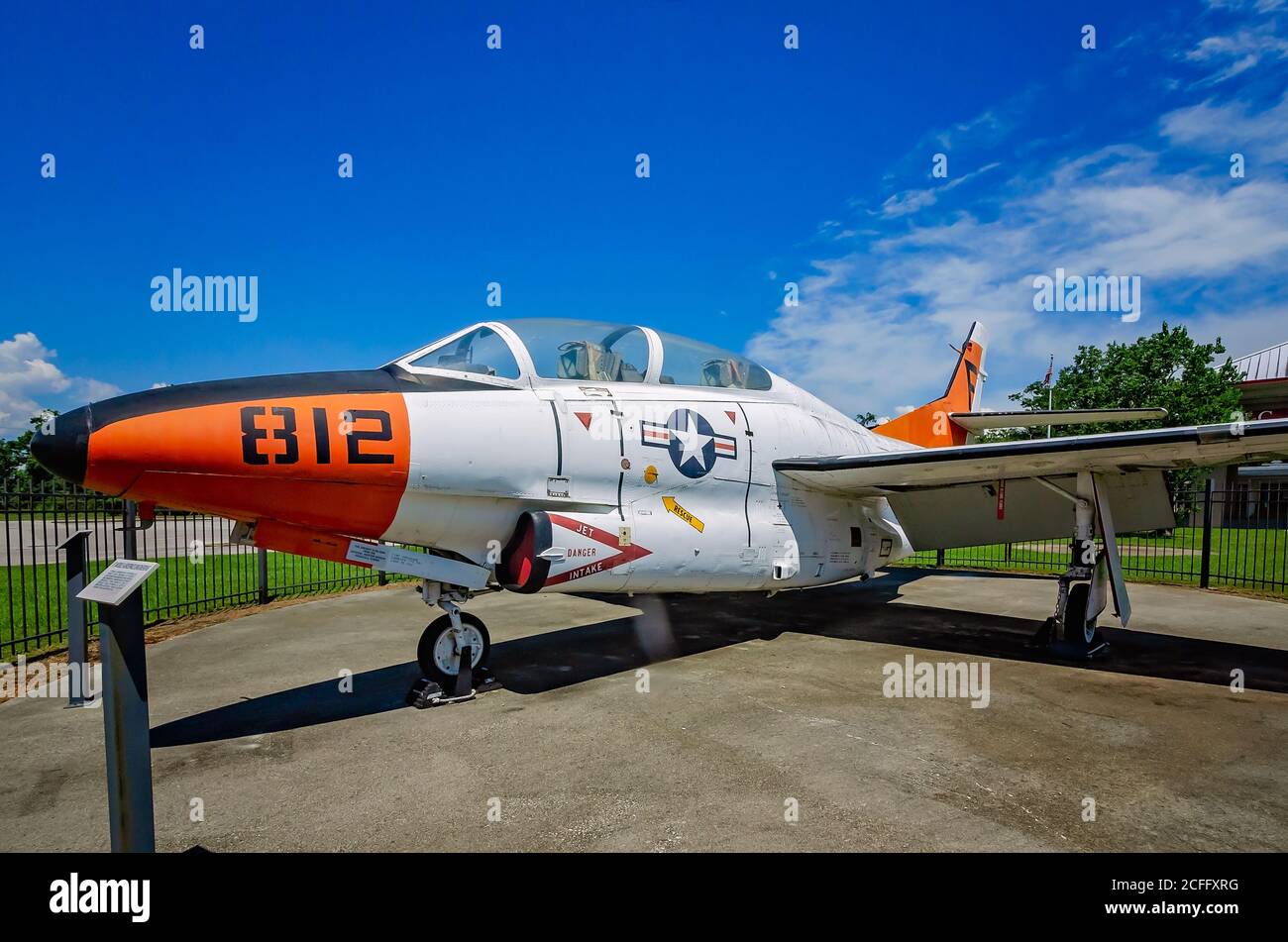 Ein T-2C Buckeye Navy Jet Trainer Flugzeug sitzt vor der B.C. Rain High School, 22. August 2020, in Mobile, Alabama. Stockfoto