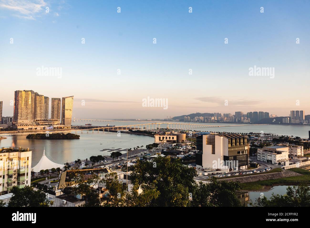 Zeitgenössische Hochhäuser und Infrastruktur von Hong Kong mit Blick auf die Kanäle unter Sonnenuntergang Himmel Stockfoto