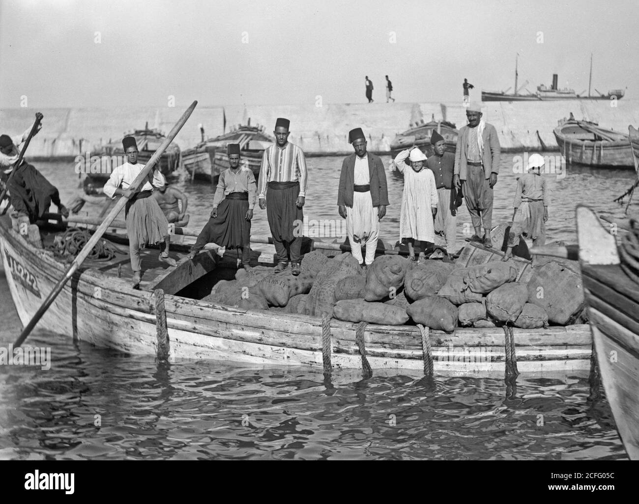 Geschichte des Nahen Ostens - Palästina Unruhen 1936. Das erste Boot der Bestimmungen landete vom ersten Schiff, um nach dem Bruch des Streiks zu entladen [Jaffa] Stockfoto