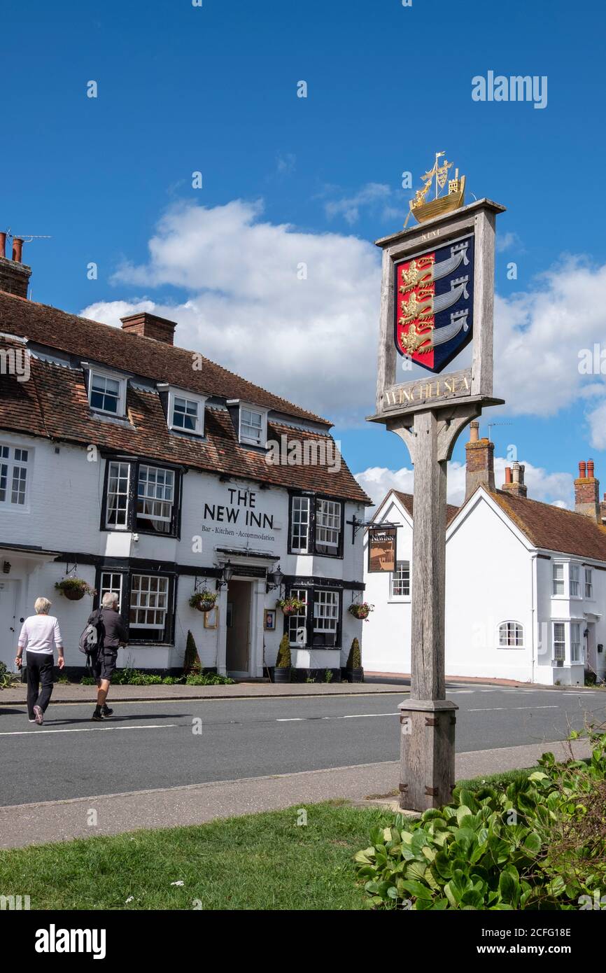 Winchelsea, East Sussex, Großbritannien. Das Stadtschild und das beliebte New Inn. Stockfoto