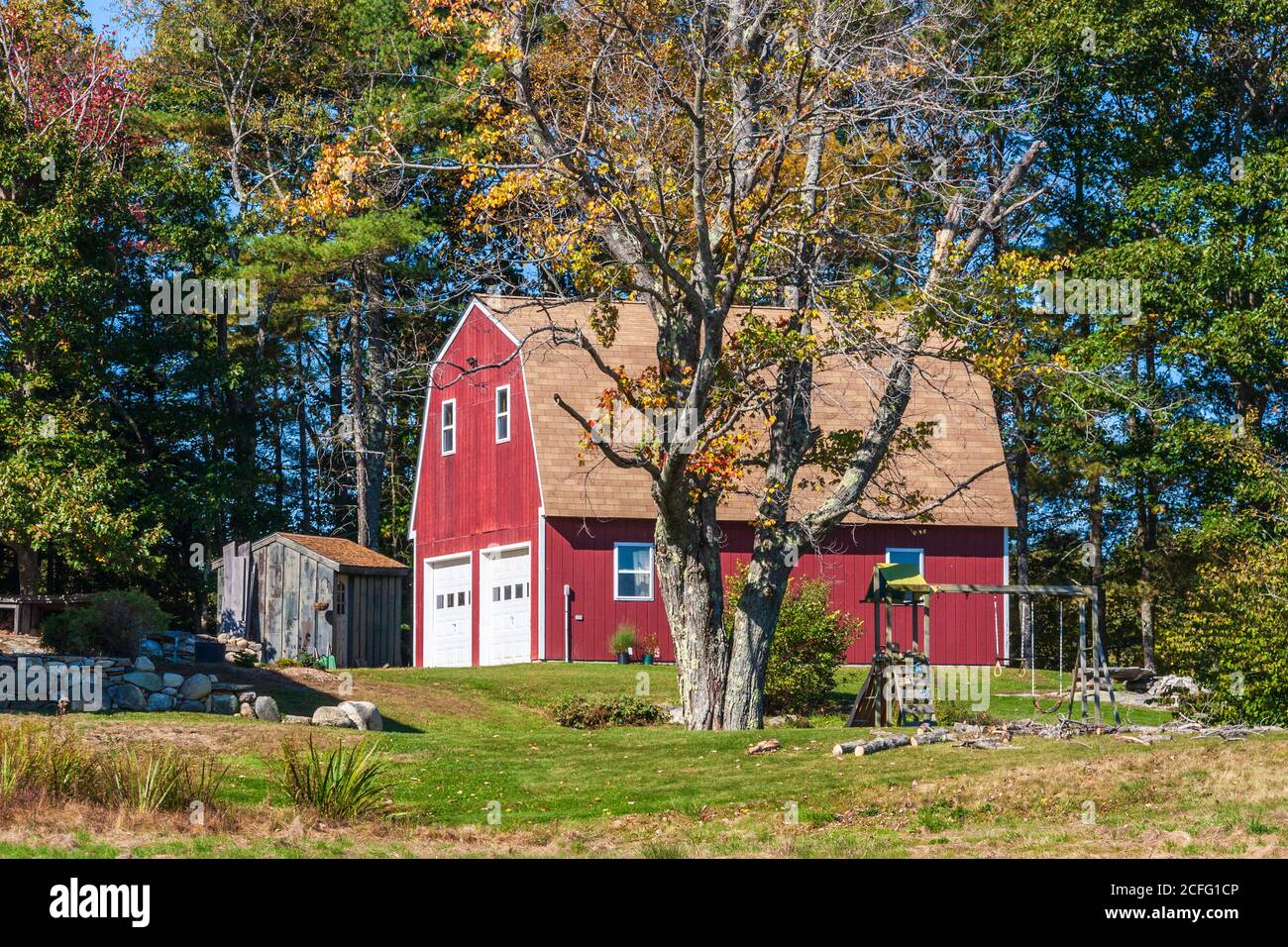 Red Barn im ländlichen Osten Maine im Oktober. Stockfoto