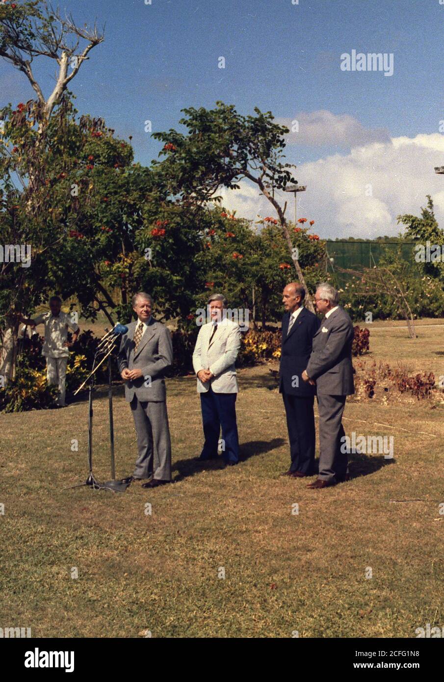 Jimmy Carter spricht mit dem Führer von Westeuropa Helmut Schmid Giscard d'Estaing und James Callaghan bei einem Treffen in Guadeloupe an die Presse. Ca. Januar 1979 Stockfoto