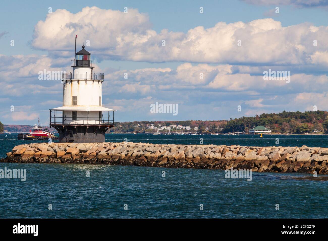 Spring Point Ledge Lighthouse auf einem Wellenbrecher in Casco Bay, bei Portland Harbor, Portland, Maine, wurde 1897 gegründet. Stockfoto