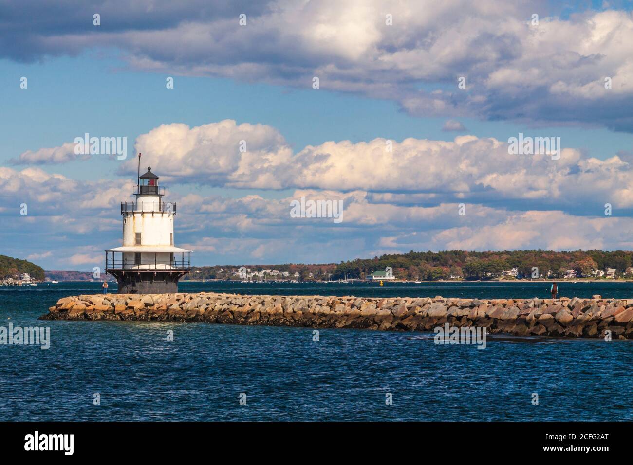 Spring Point Ledge Lighthouse auf einem Wellenbrecher in Casco Bay, bei Portland Harbor, Portland, Maine, wurde 1897 gegründet. Stockfoto